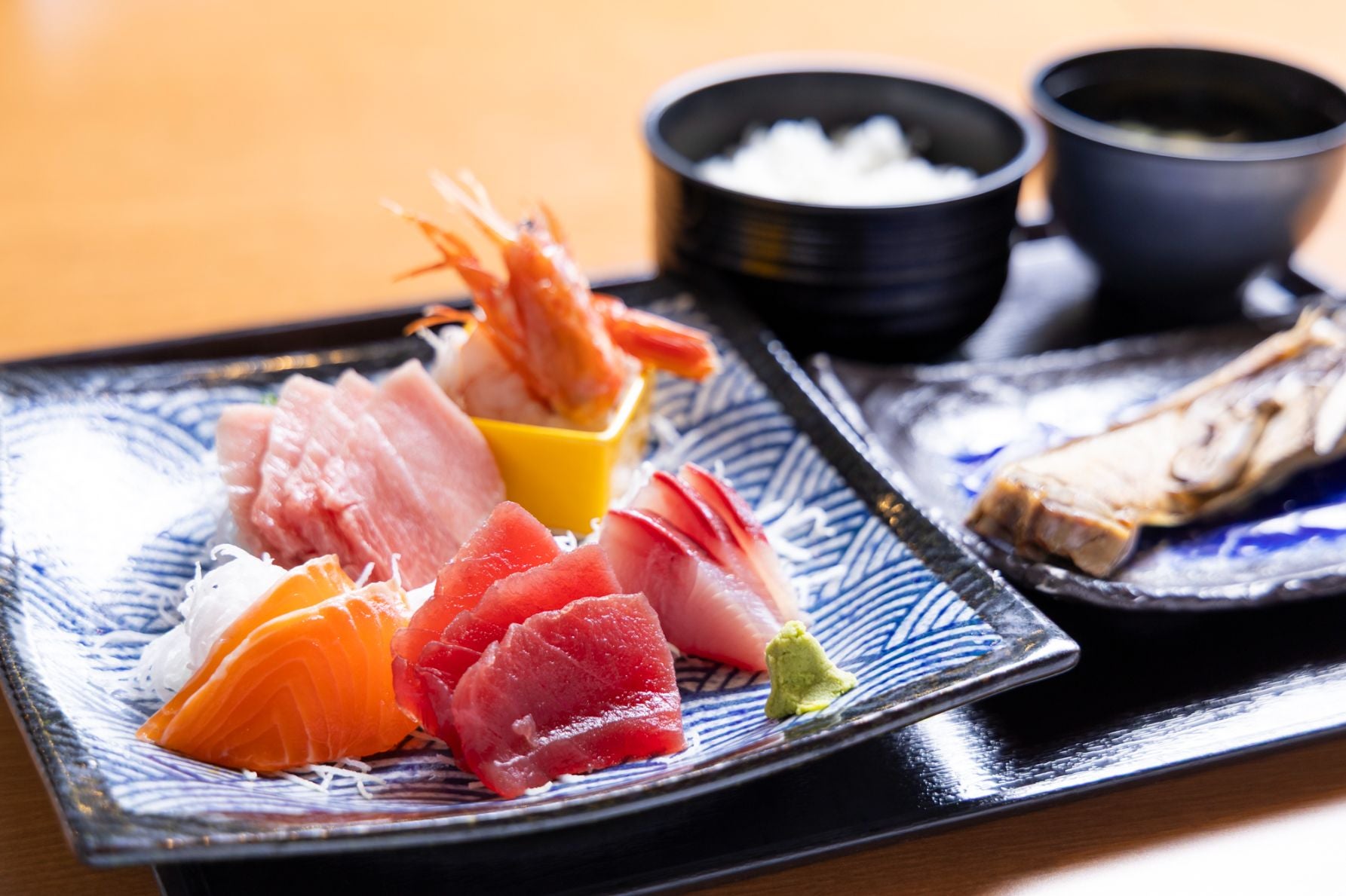 三崎市場直送の刺身とマグロのカマ焼きがセットになった日替わり定食