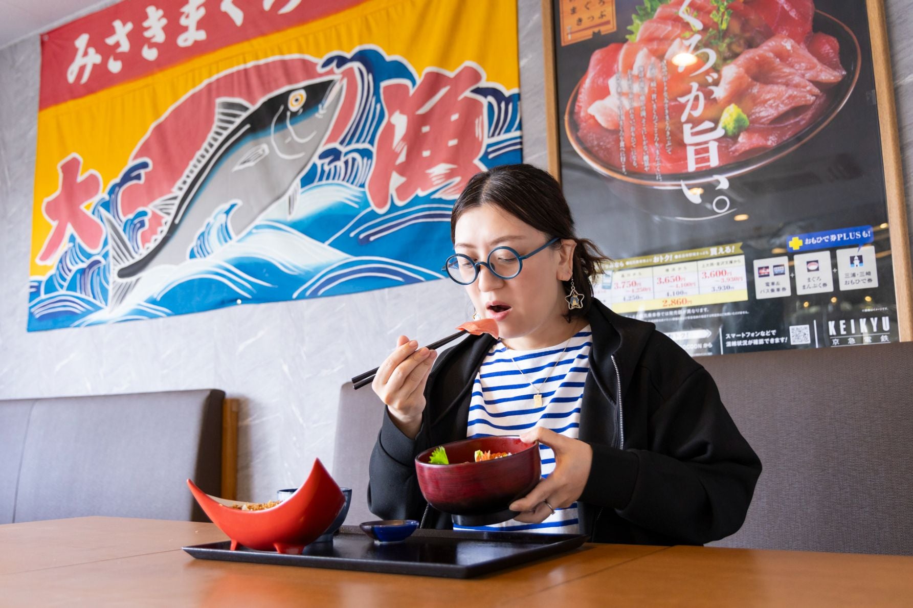「魚市場食堂」で舌鼓を打つ筆者