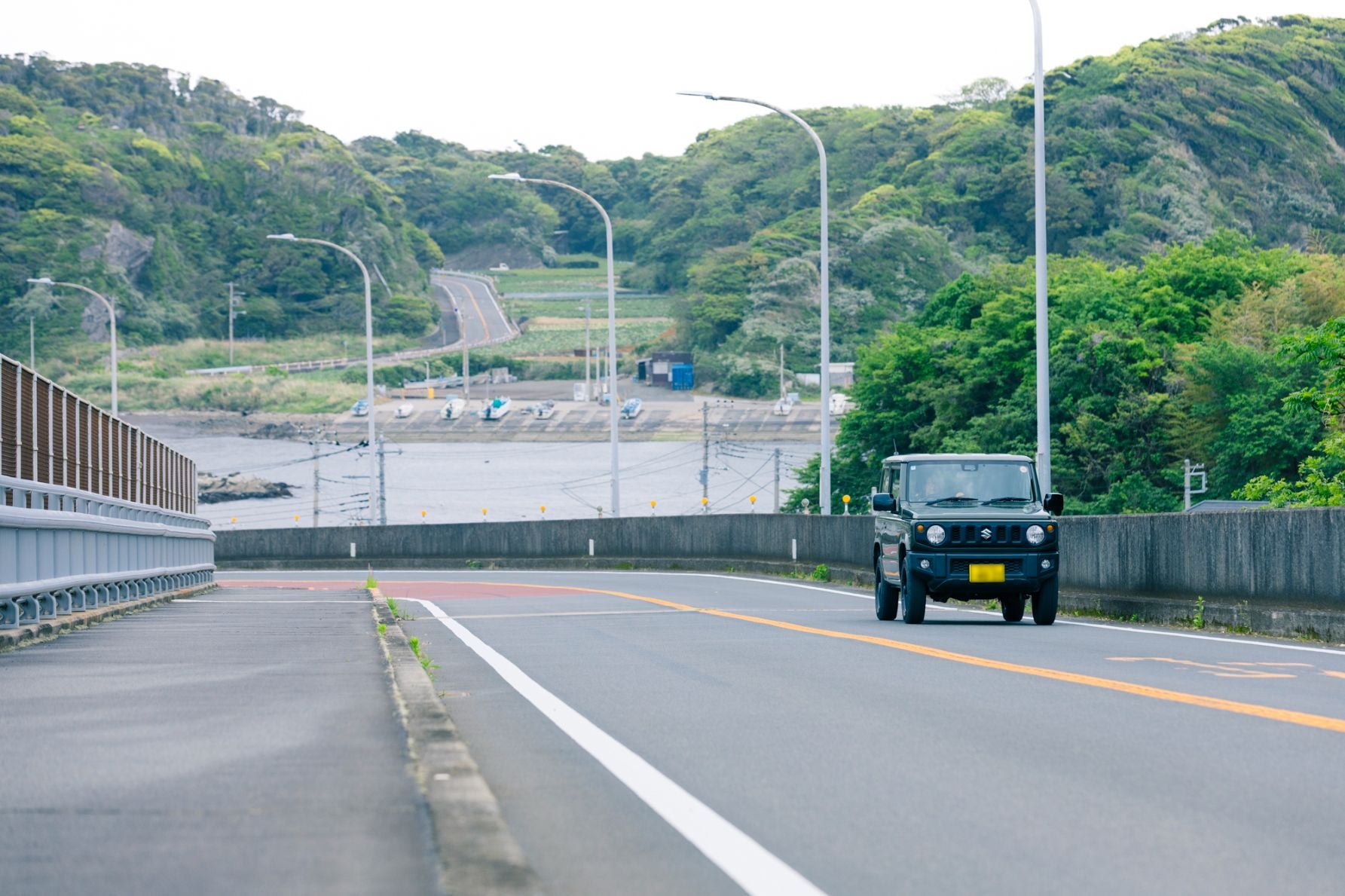 三浦市の心地よい道路を快走するクルマ