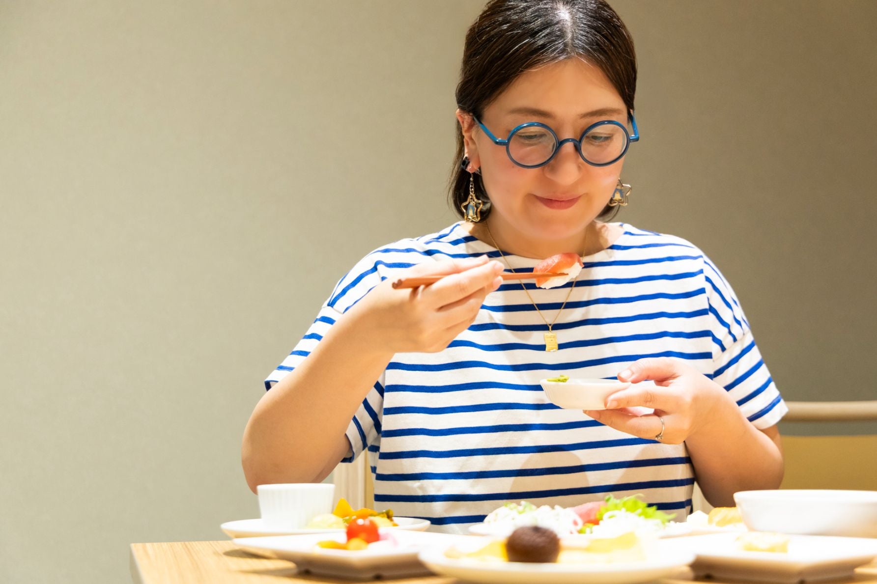 マホロバマインズ三浦の豪華な料理を堪能する筆者