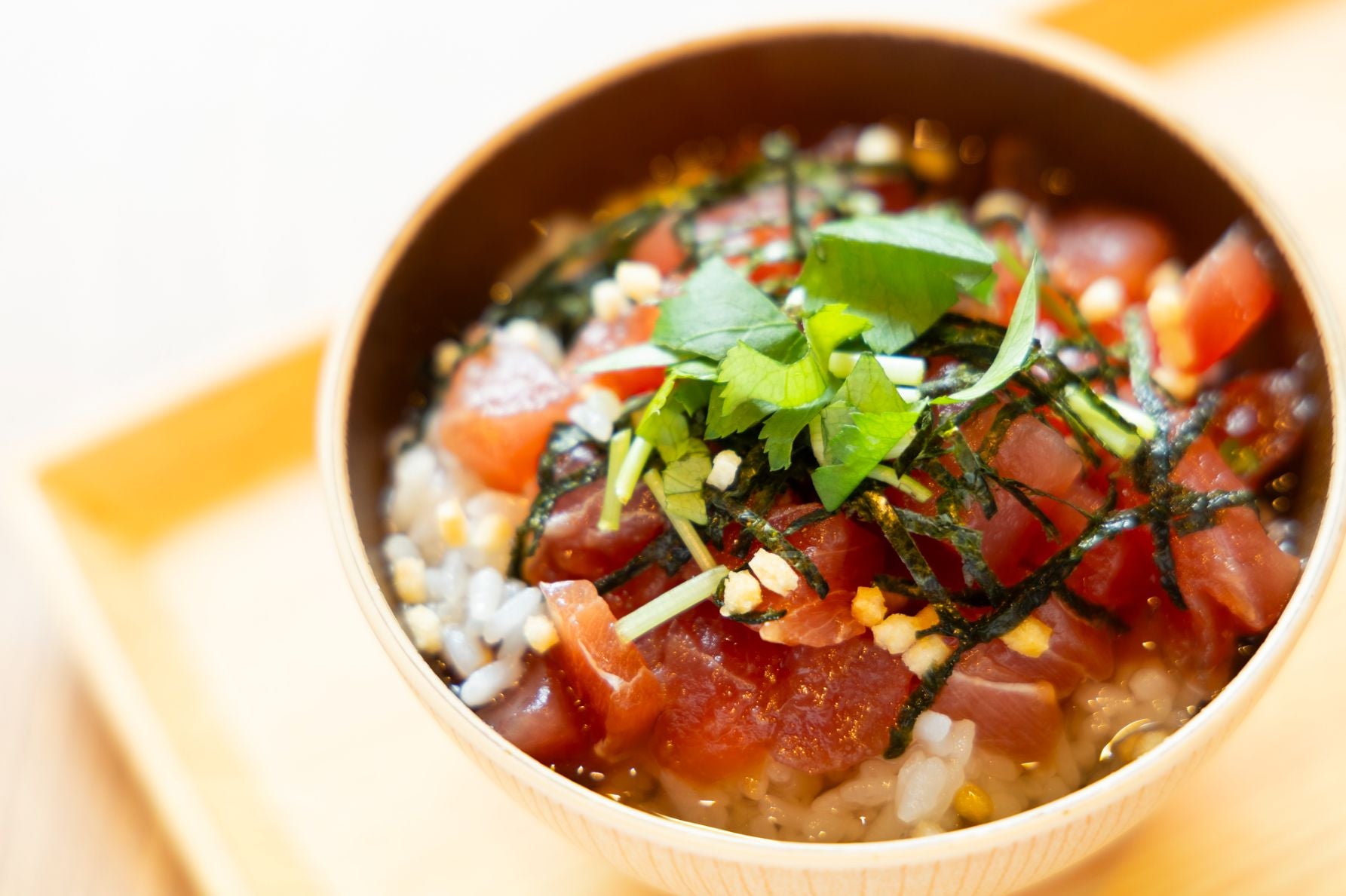 マホロバ名物「マグロ茶漬け」。漬けマグロと出汁をたっぷりかけた贅沢な一杯