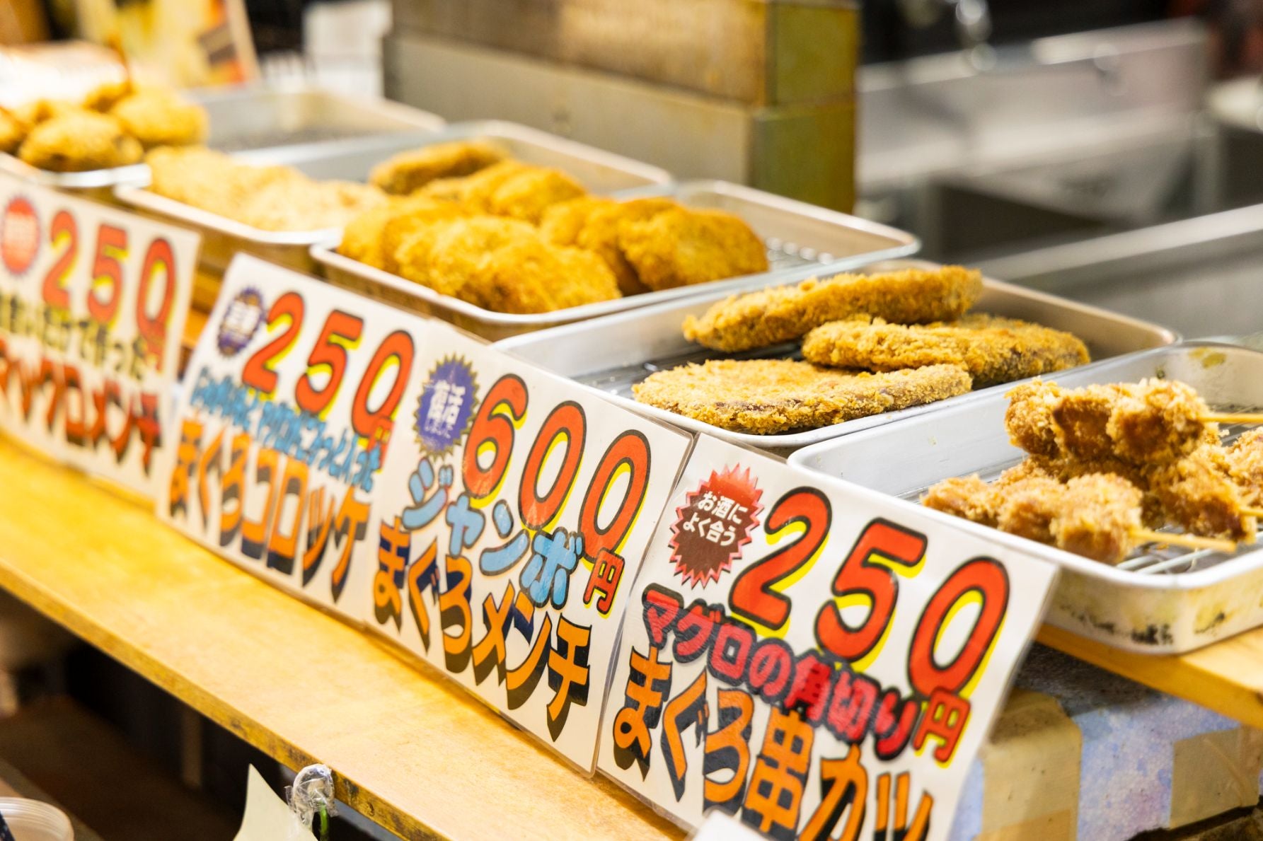 「まぐろ工房 清月」の揚げたてまぐろ串カツ等。三崎の食べ歩き定番グルメ