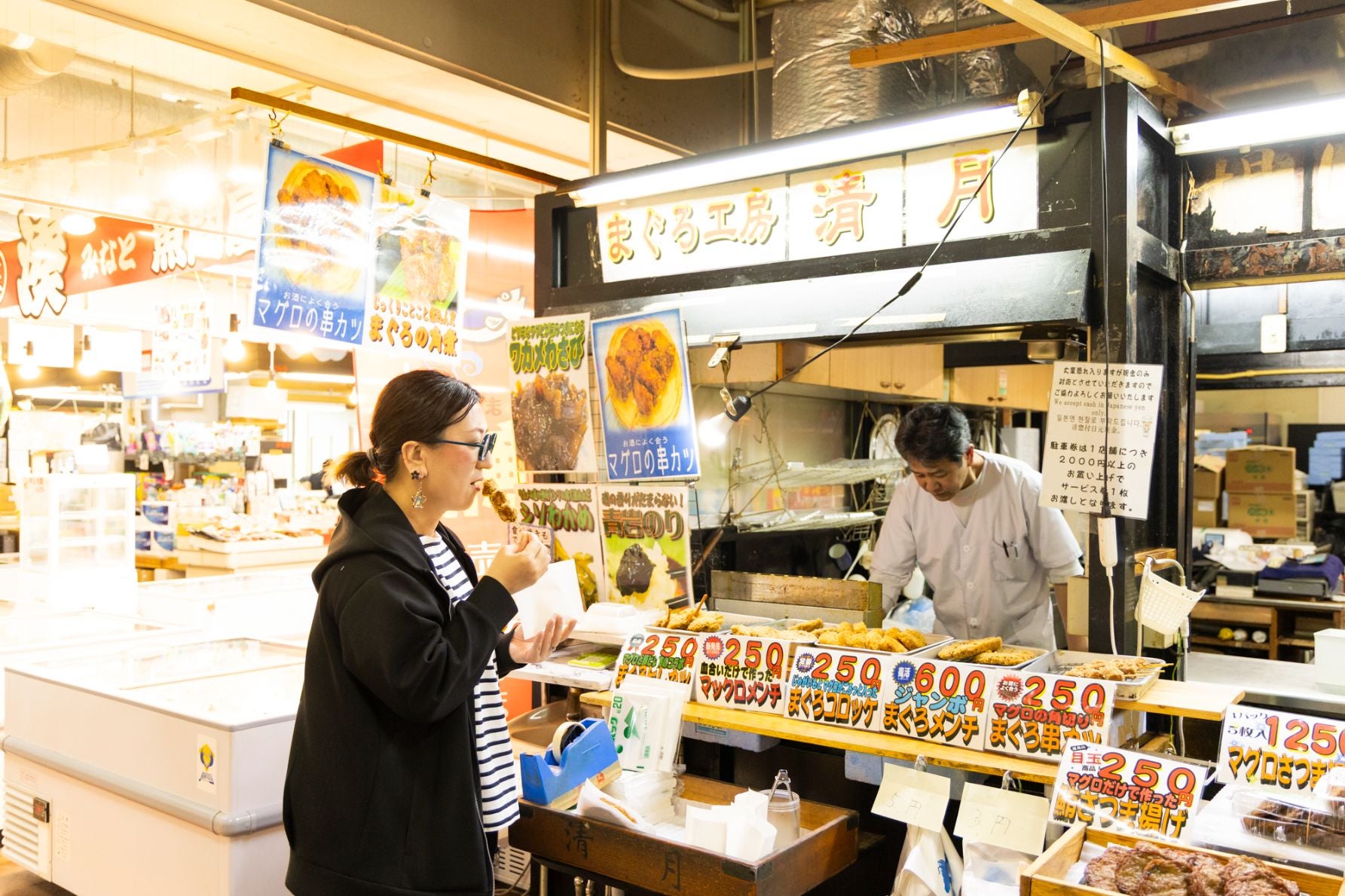 三崎漁港のランドマーク「うらりマルシェ」で食べ歩きを楽しむ筆者