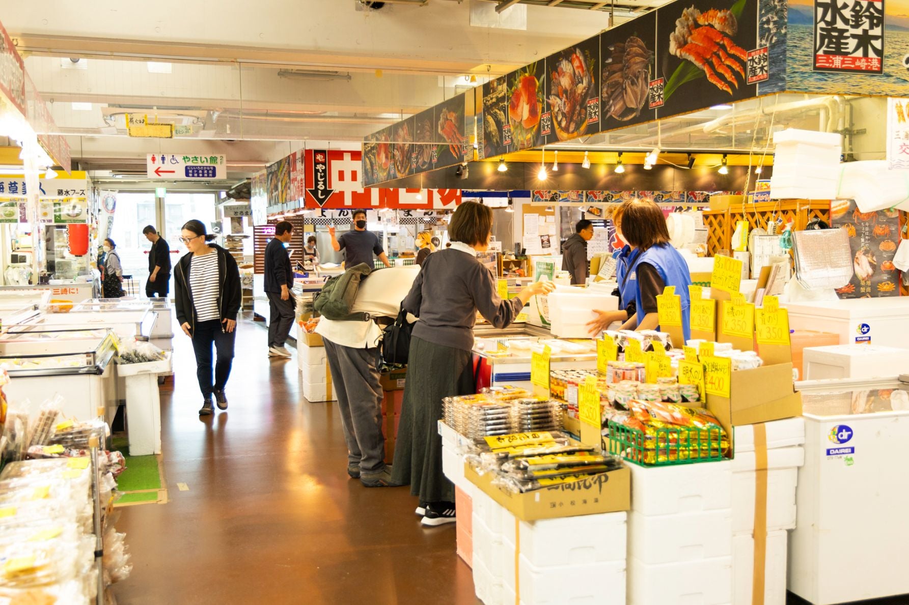 人々でにぎわう人気の「うらりマルシェ　さかな館」