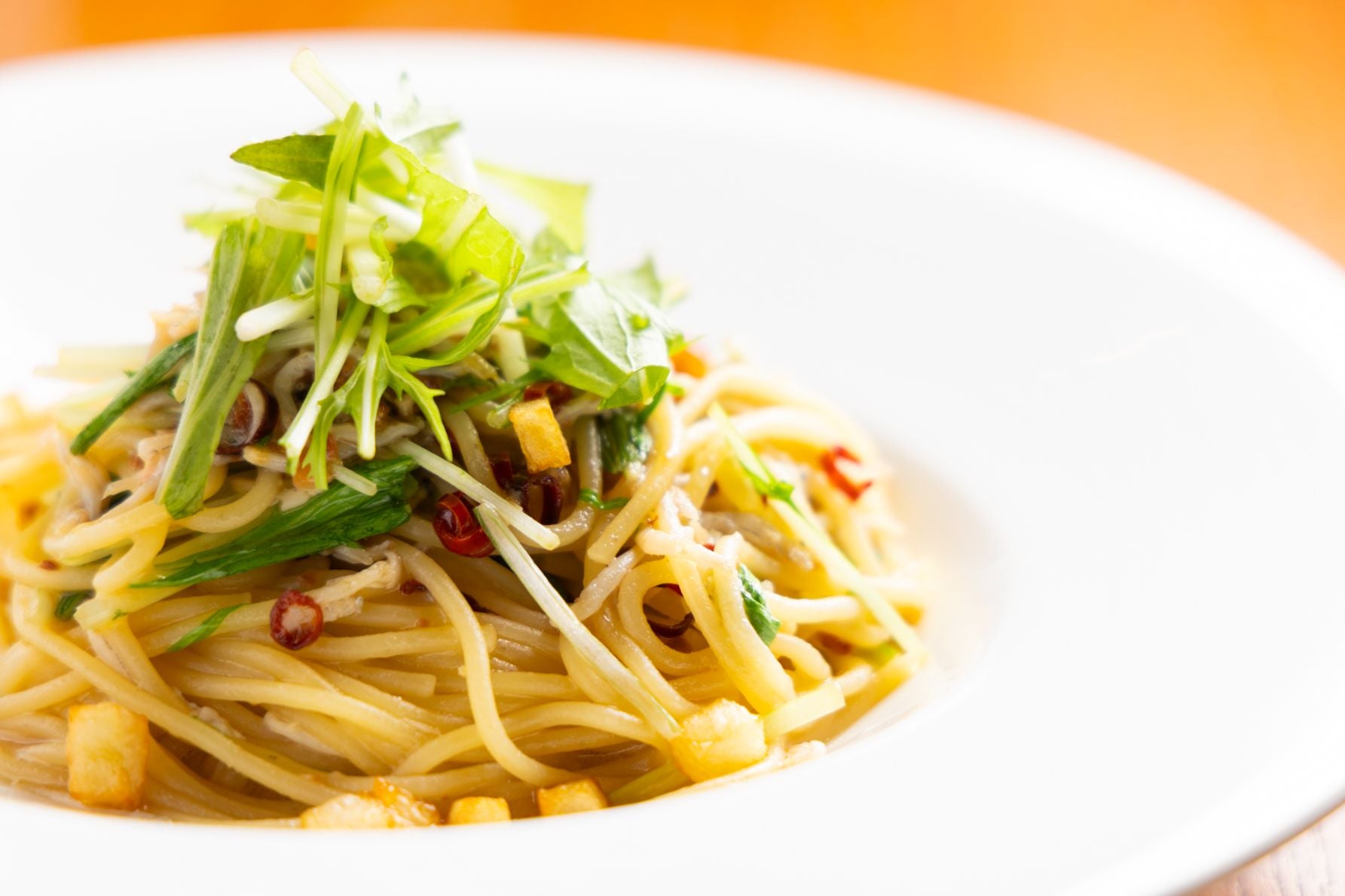 釜揚げシラスとポテトを散らした、和風ガーリックチーノ仕立てのパスタ
