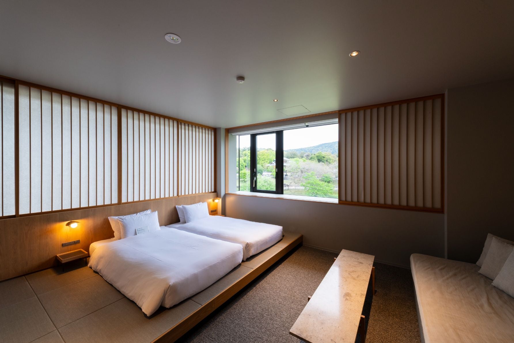「Superior with Japanese-style and Mountain View」は、窓からは春日山原始林や興福寺五重塔、鹿が望める