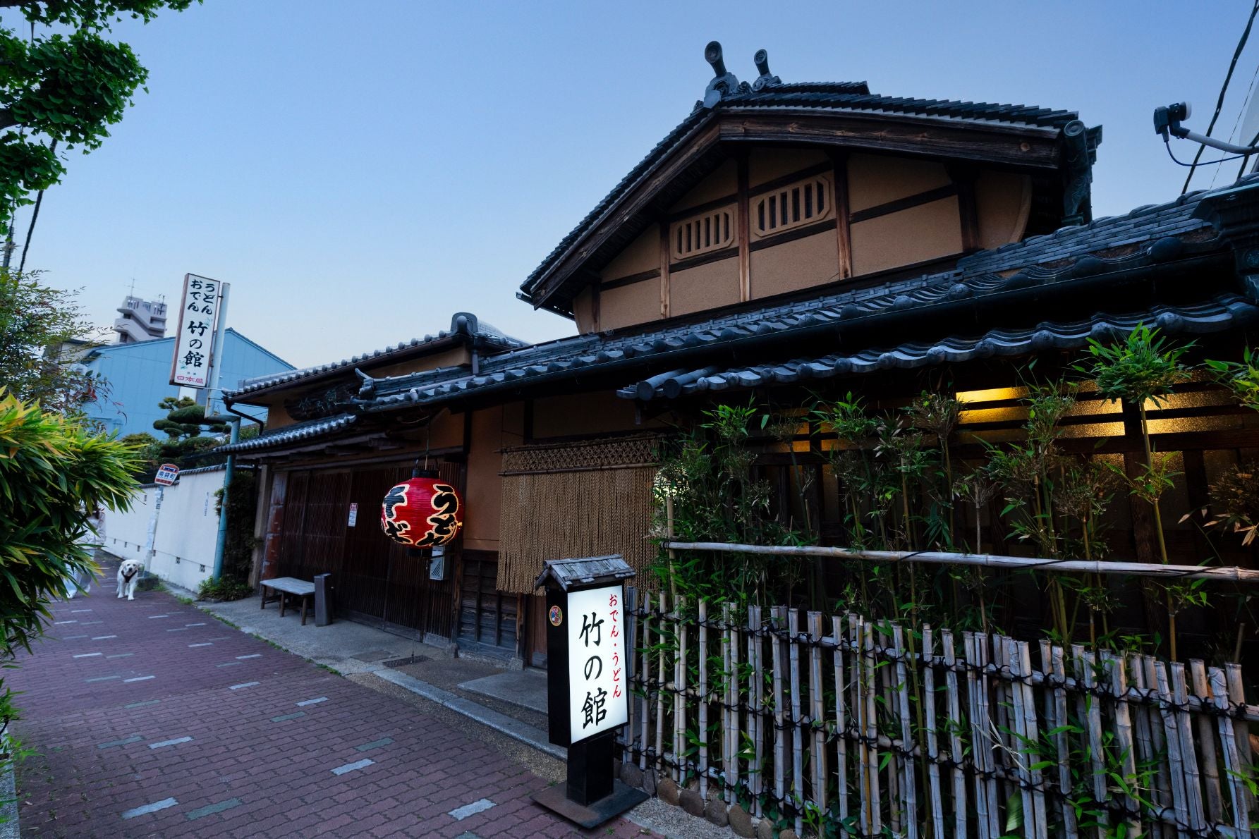 風情のある外観。暖簾の向こう側にはおでん天国が待っている