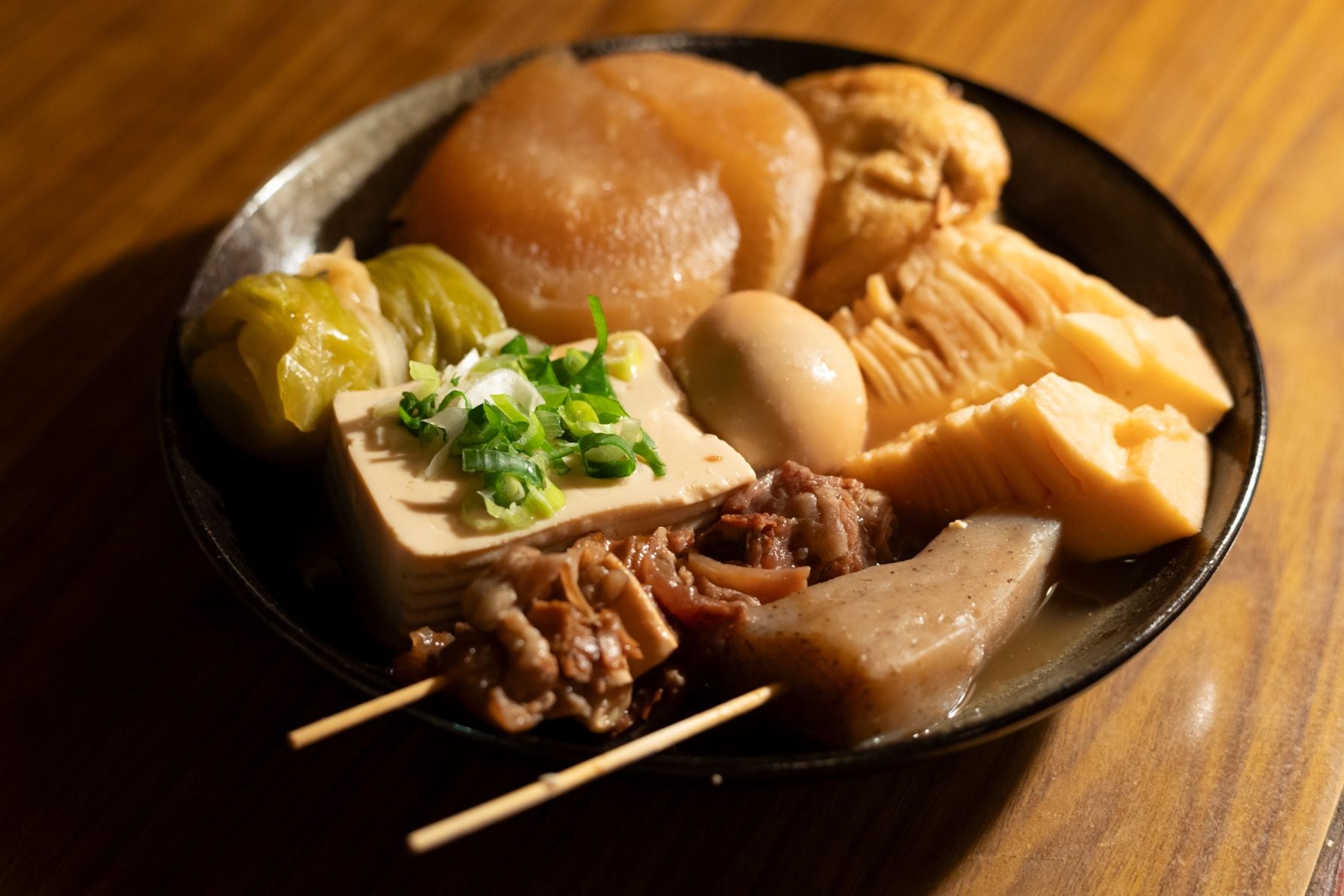 おでん種は1点190円～。一番人気は牛すじ（300円）。他にもうどん、そば、お茶漬けなどのメニューもある