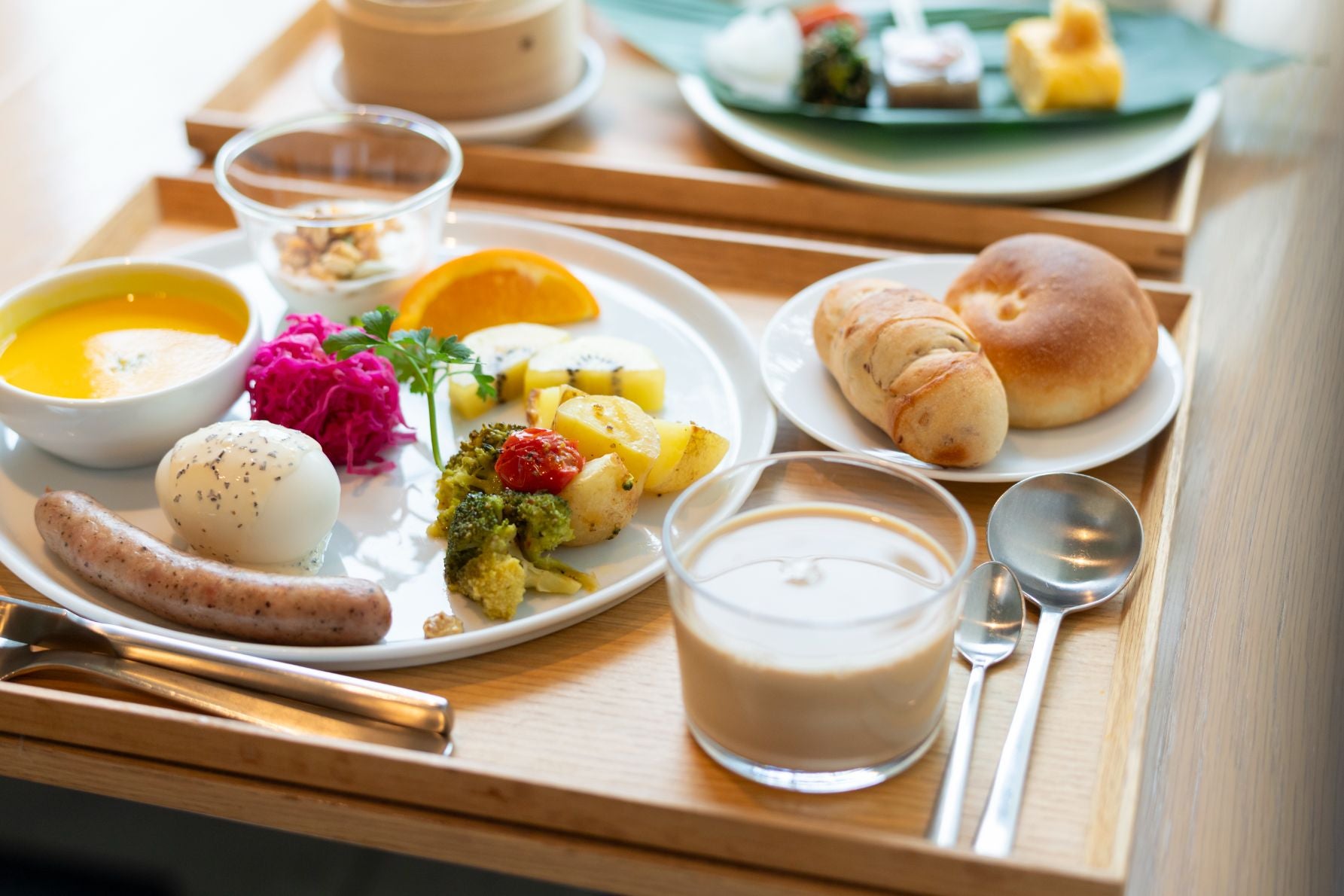 洋朝食は地元のベーカリー「つきあたり」のパンと、奈良産野菜、「くるみの木」オリジナルのグラノーラなど彩りよいメニューになっている