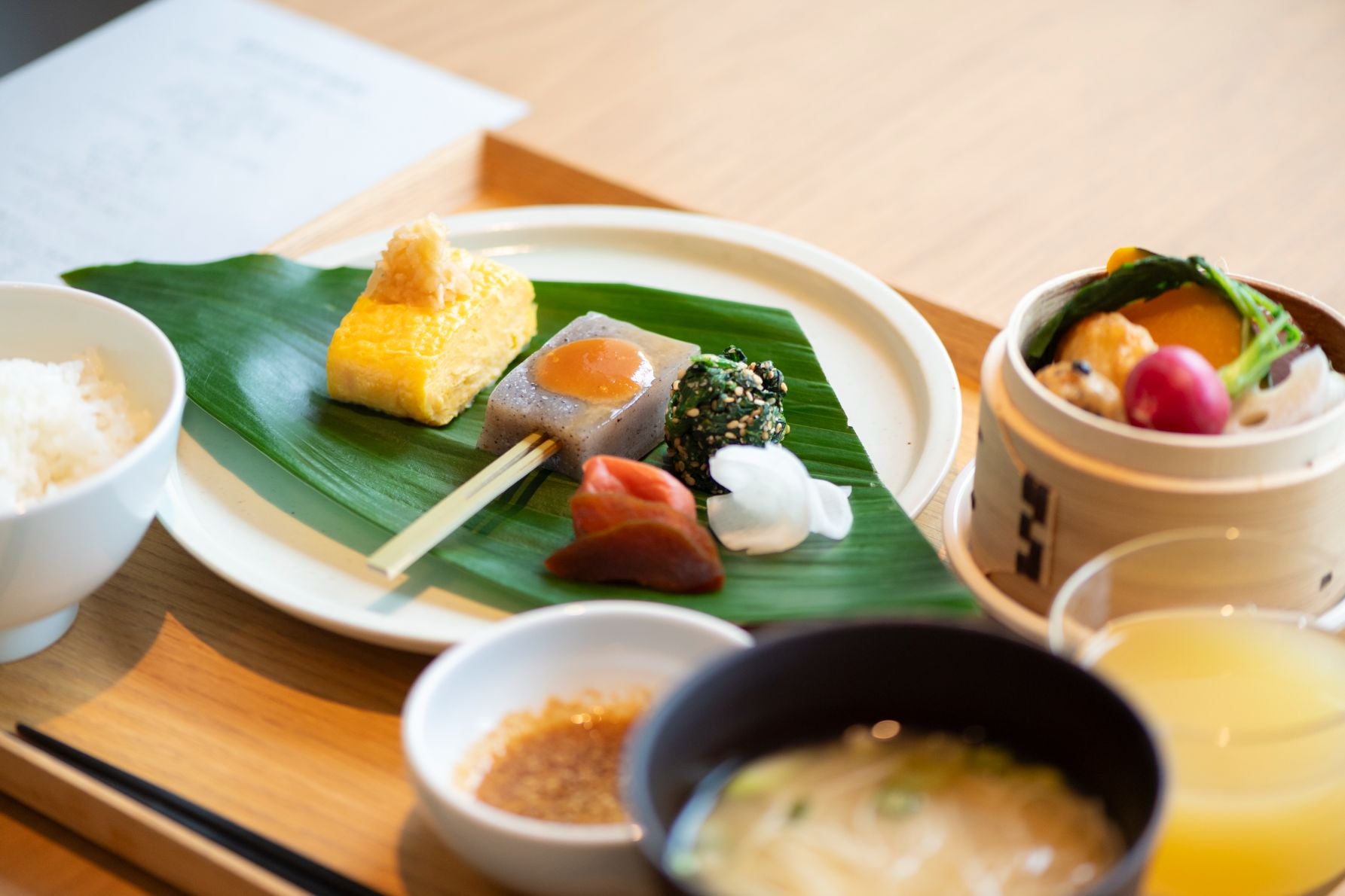 奈良産の野菜をふんだんに使ったセイロ蒸しや三輪素麺が食べられる、奈良グルメが網羅された和朝食