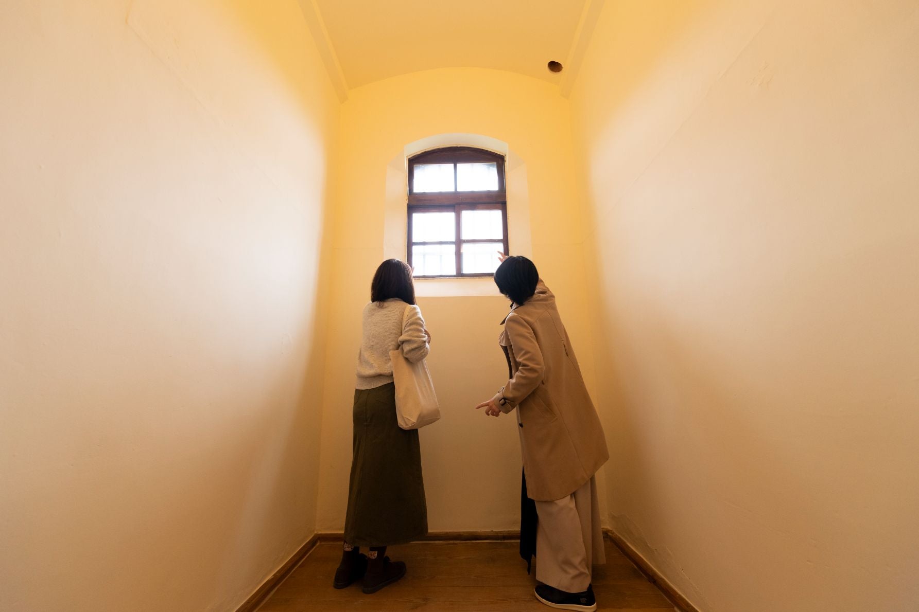 独居房を見学する女性