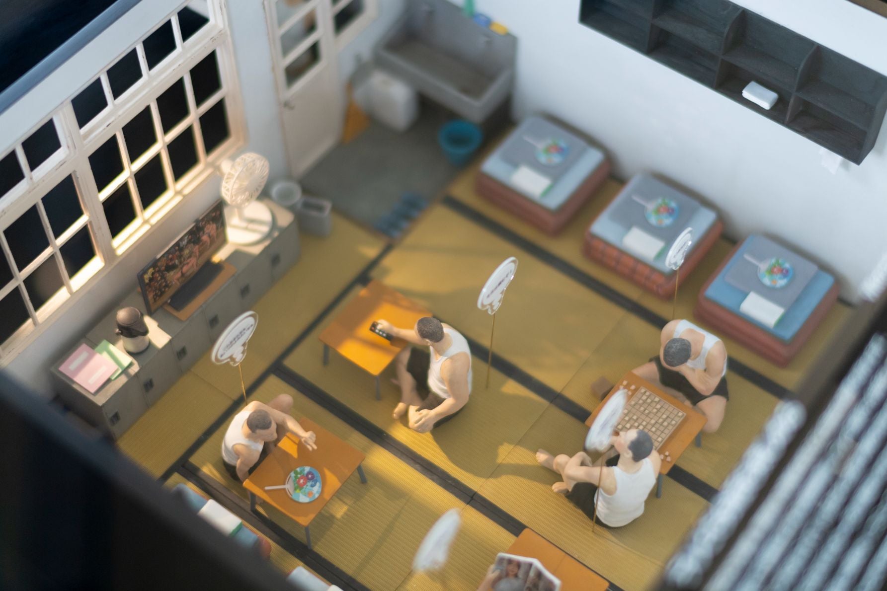 雑居房の日常をイメージしたジオラマ展示