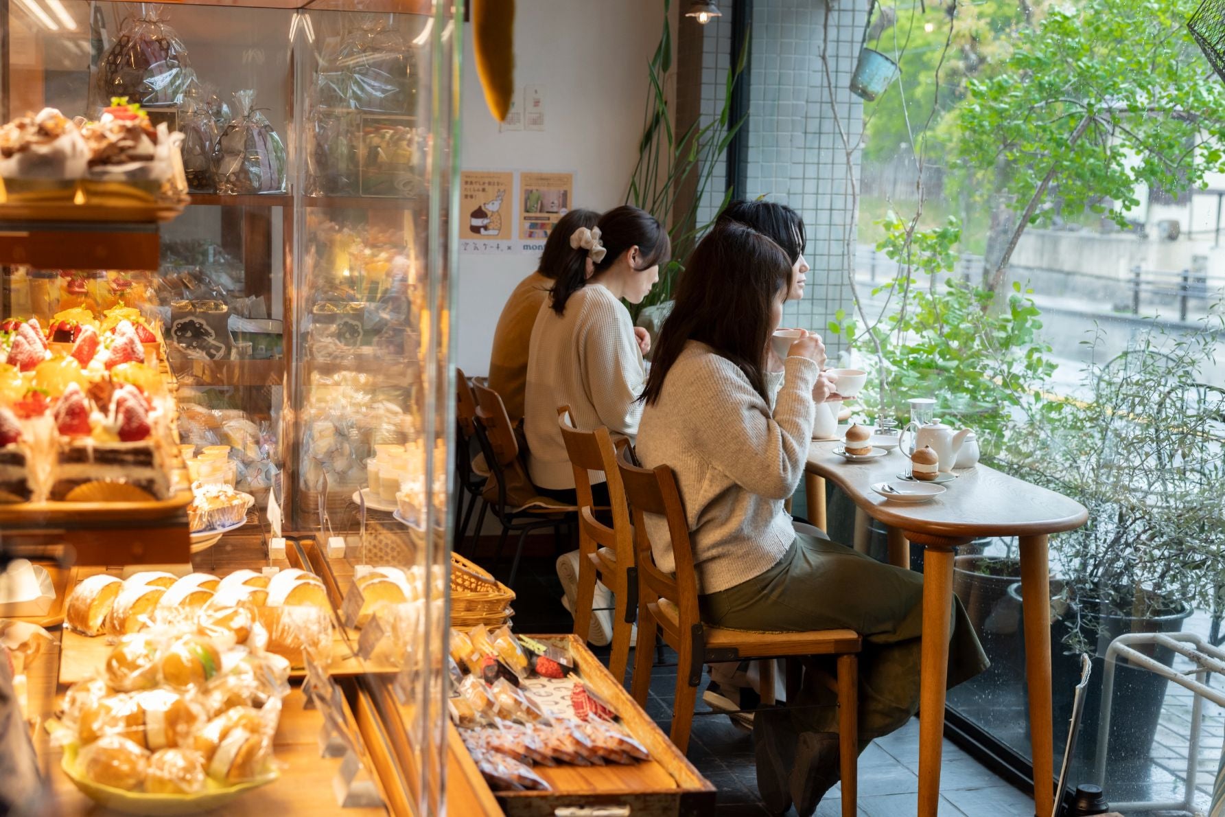 店内のカフェスペースで空気ケーキと紅茶をいただきひと休み
