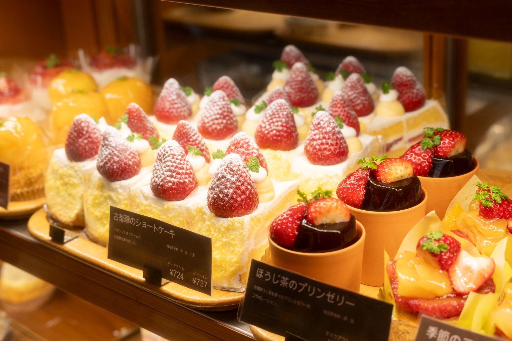 ショーケースには古都華のショートケーキやほうじ茶のプリンゼリーなど、さまざまなケーキが並ぶ