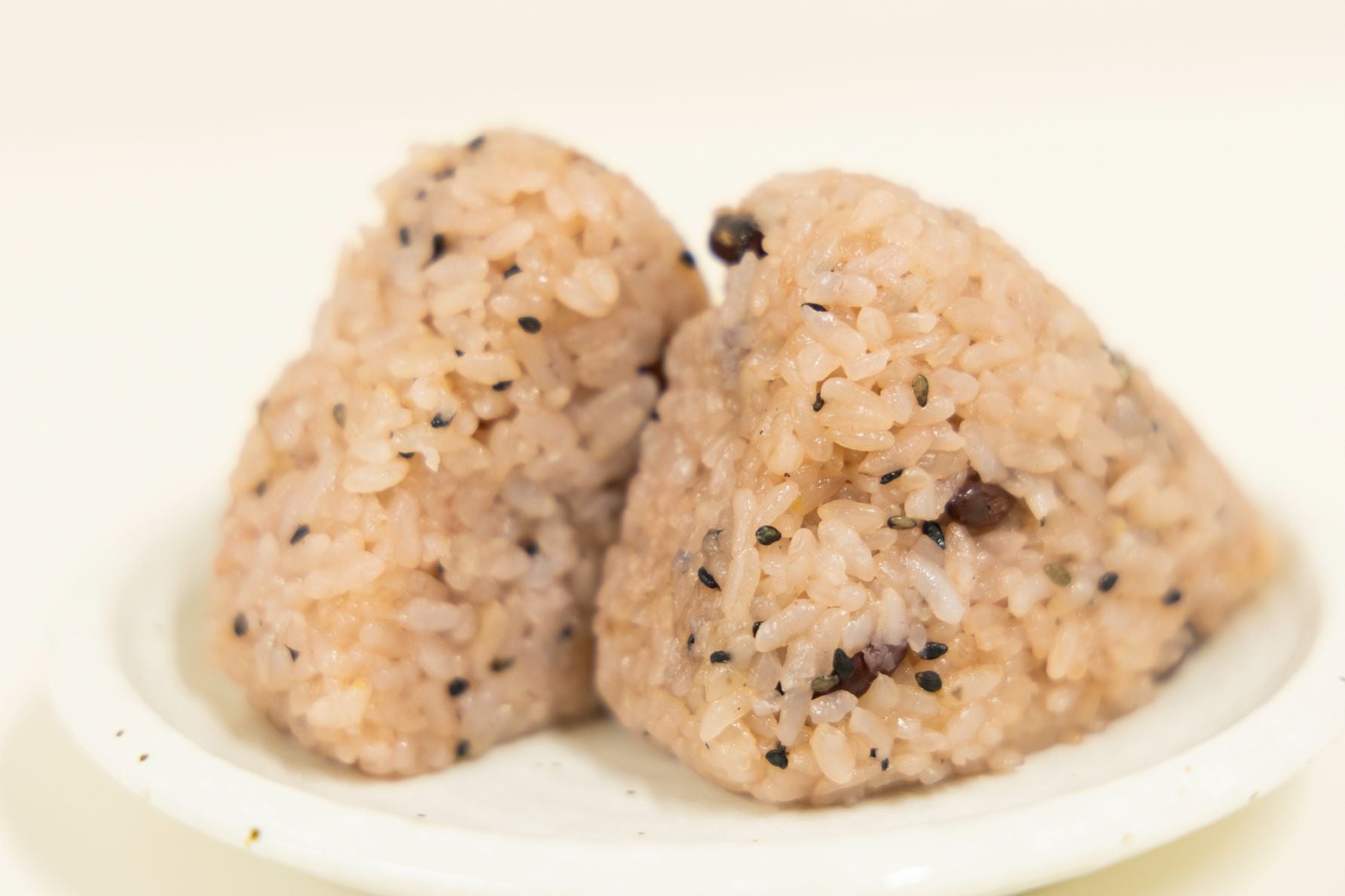サミットPBの赤飯おむすび｜もちもち食感の冷凍ごはん