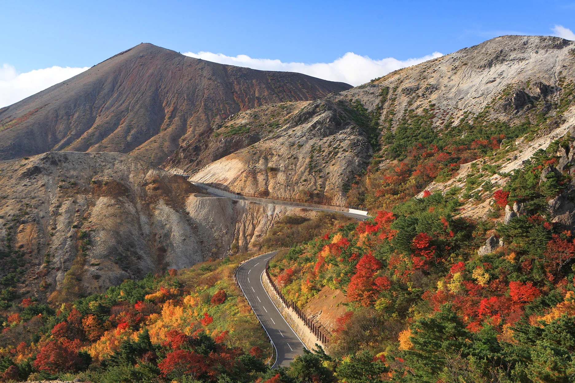 雲の上を走る、国内トップクラスの山岳道路