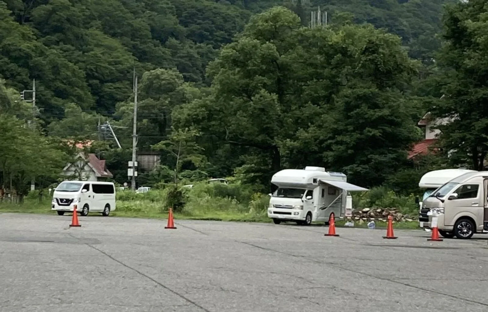 群馬県・谷川岳RVパークのサイトに駐車しているキャンピングカー