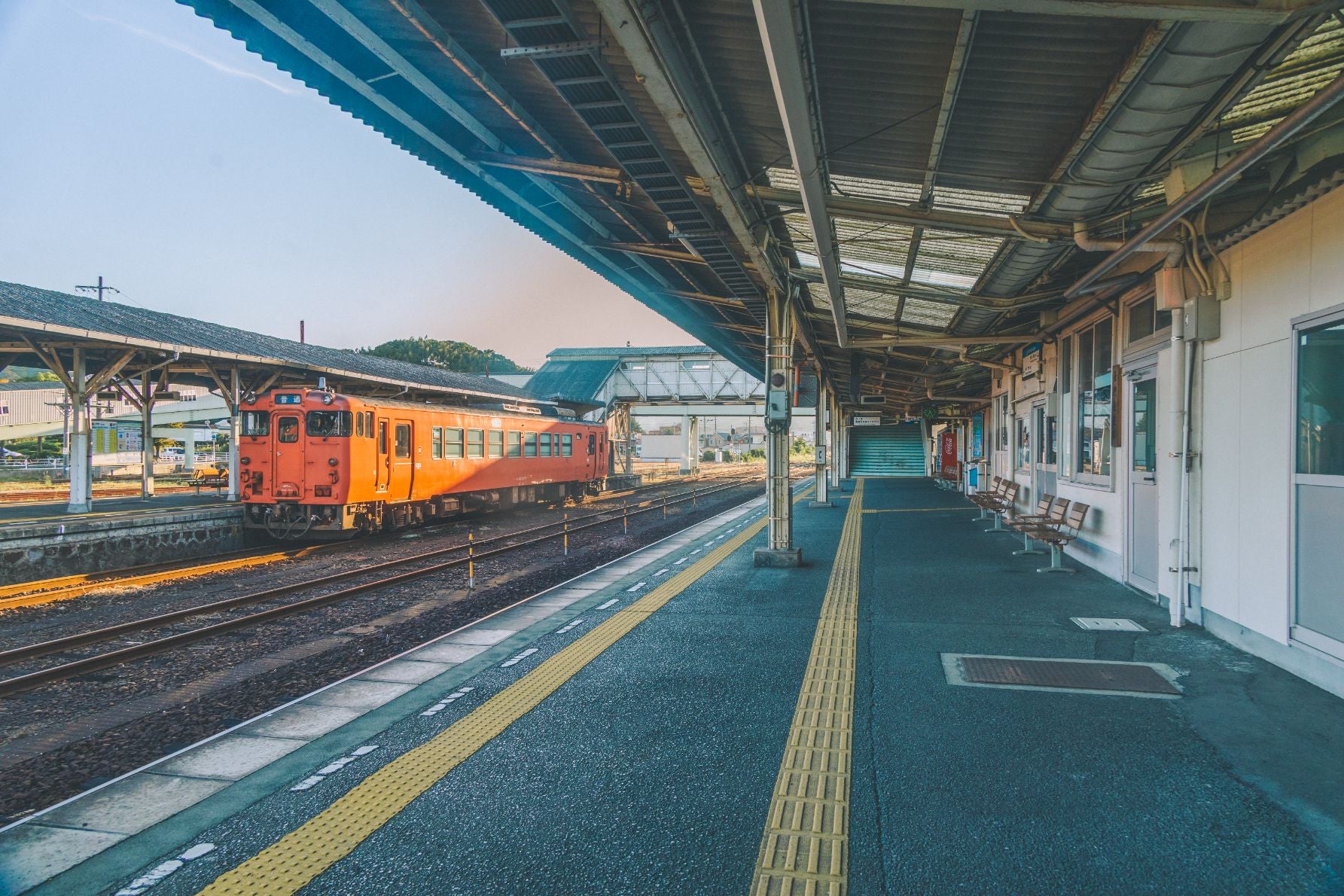 何の変哲もない駅のホーム