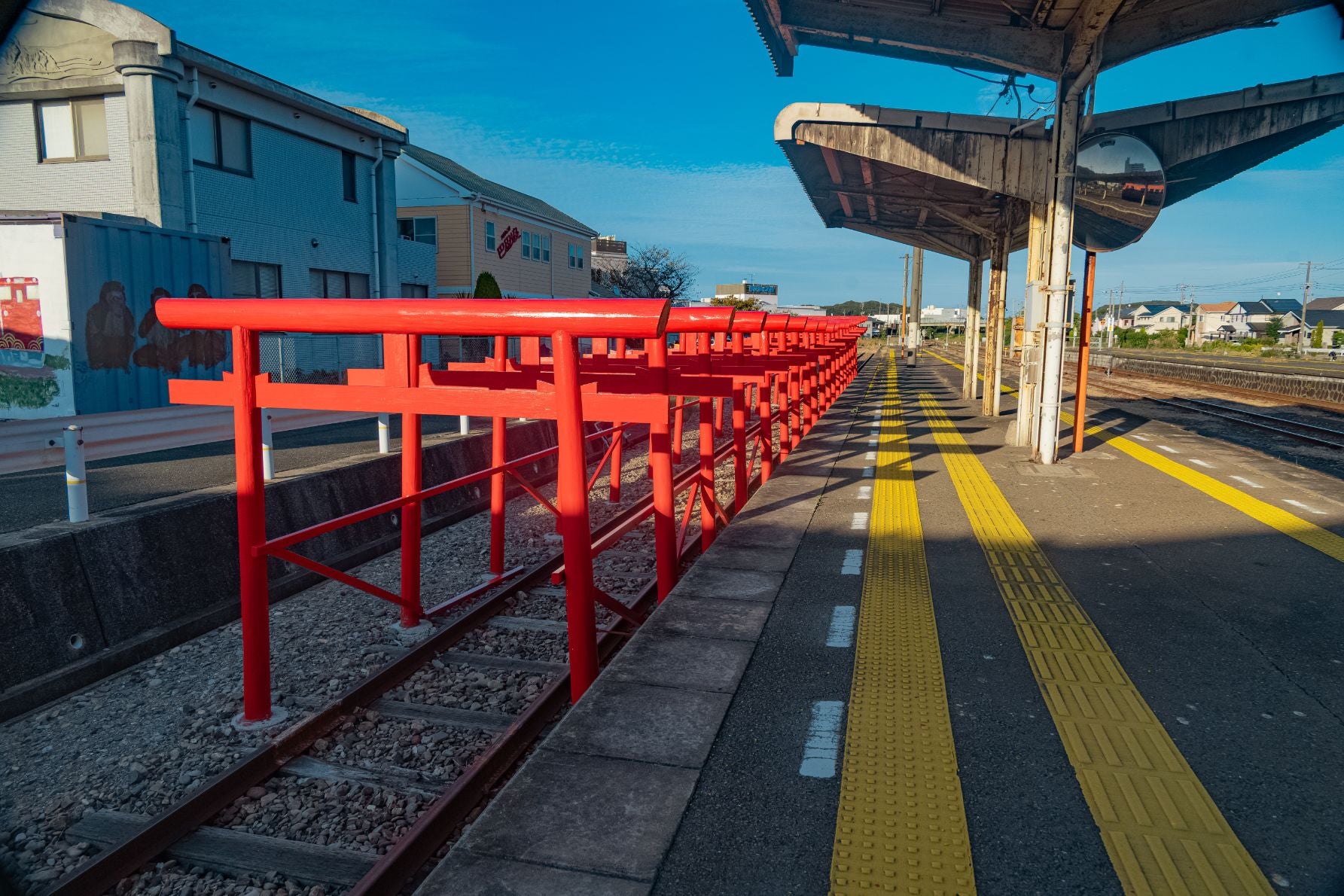 赤い鳥居が連続して並んでいる！