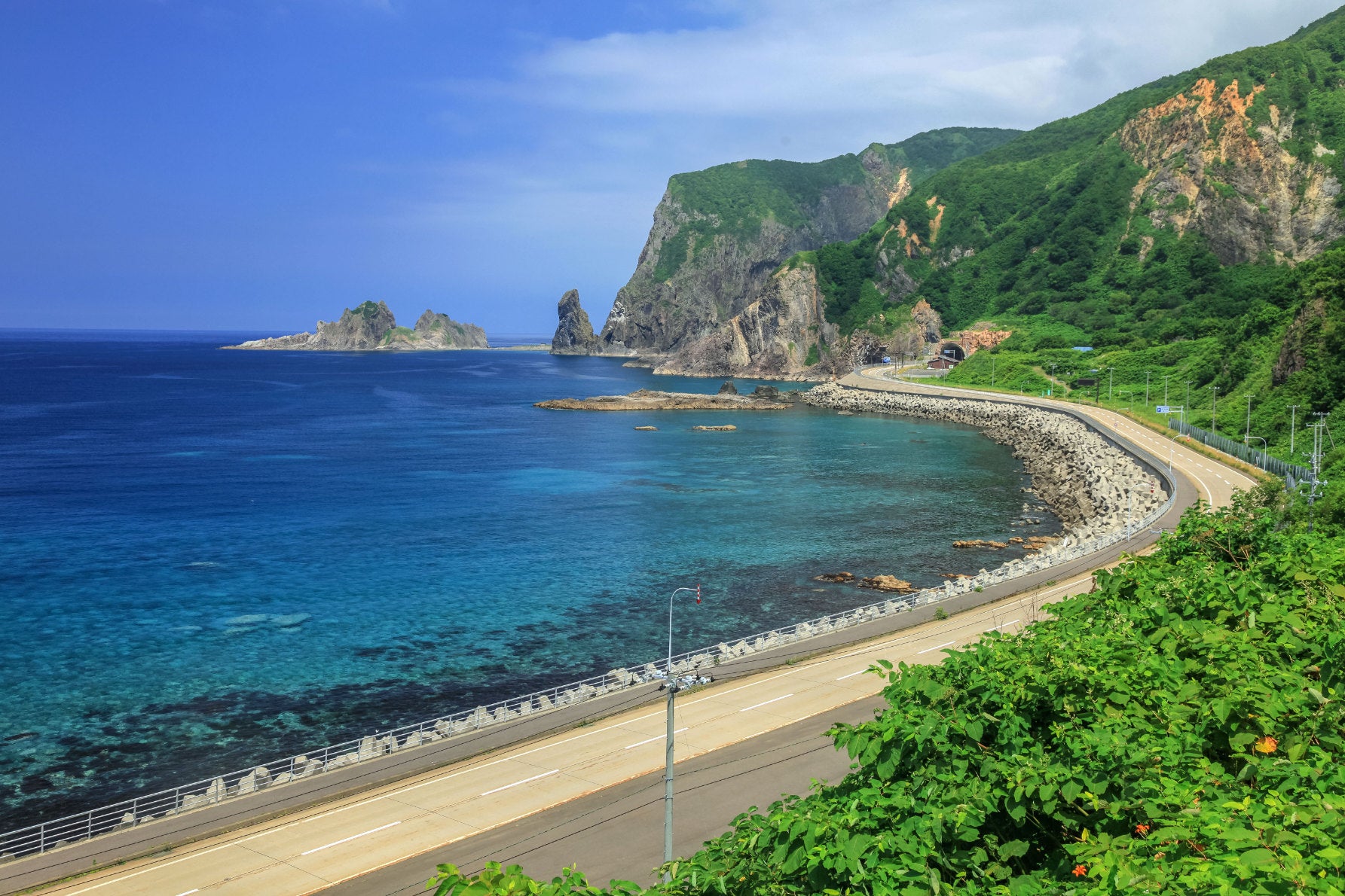 ALT 明治から大正にかけてニシン漁で大いに栄えた積丹町。美しい海岸線は、かつて多くの漁師たちが行き交い、命がけで荒波の日本海と向き合った歴史の舞台だった