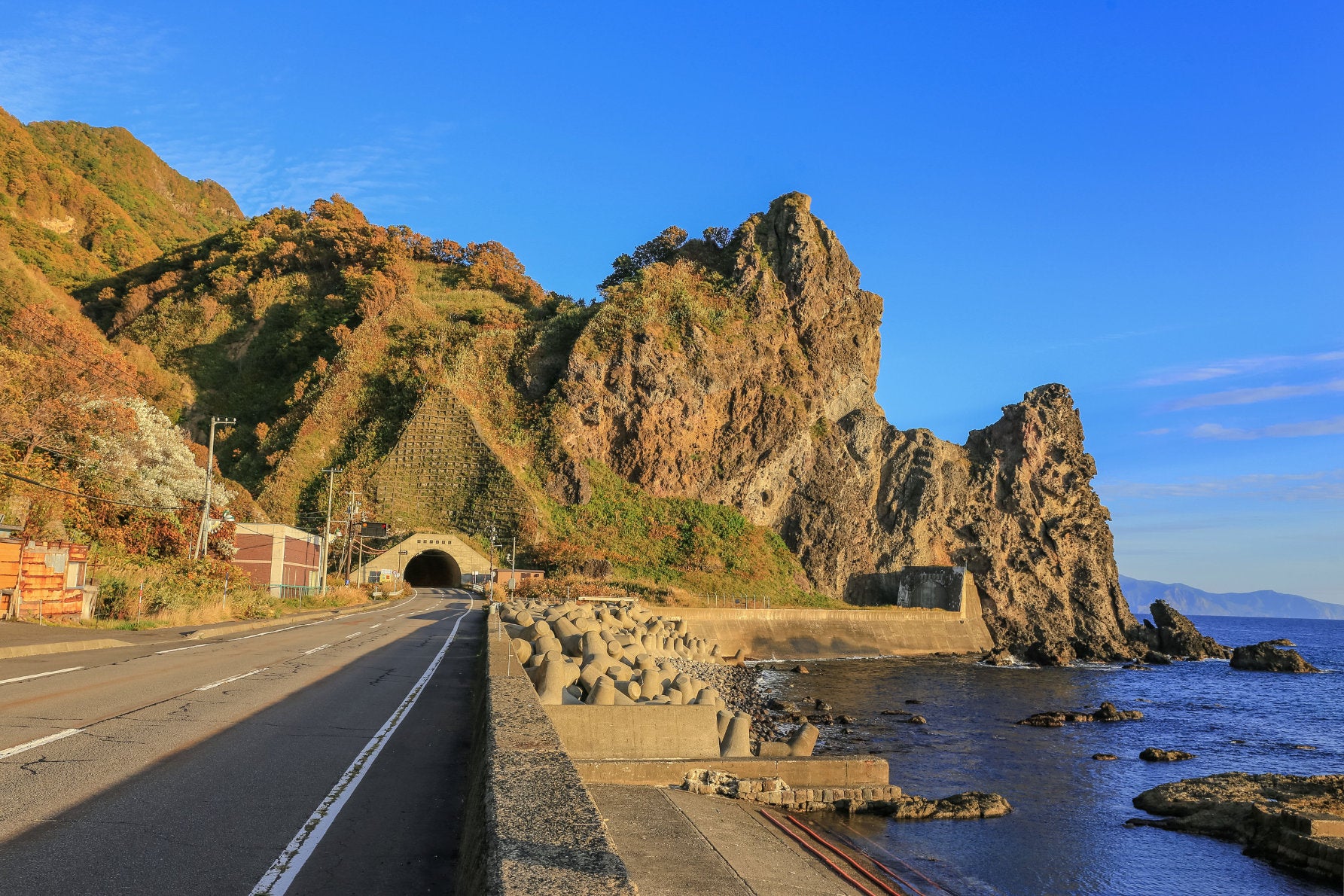 ALT 現在は、余市から岩内までの道が整備され4分の1がトンネル化され、快適に走れるようになった。古くから残る素掘りのトンネルも岩場の近くにあるなど、過酷な移動環境だったことがうかがえる