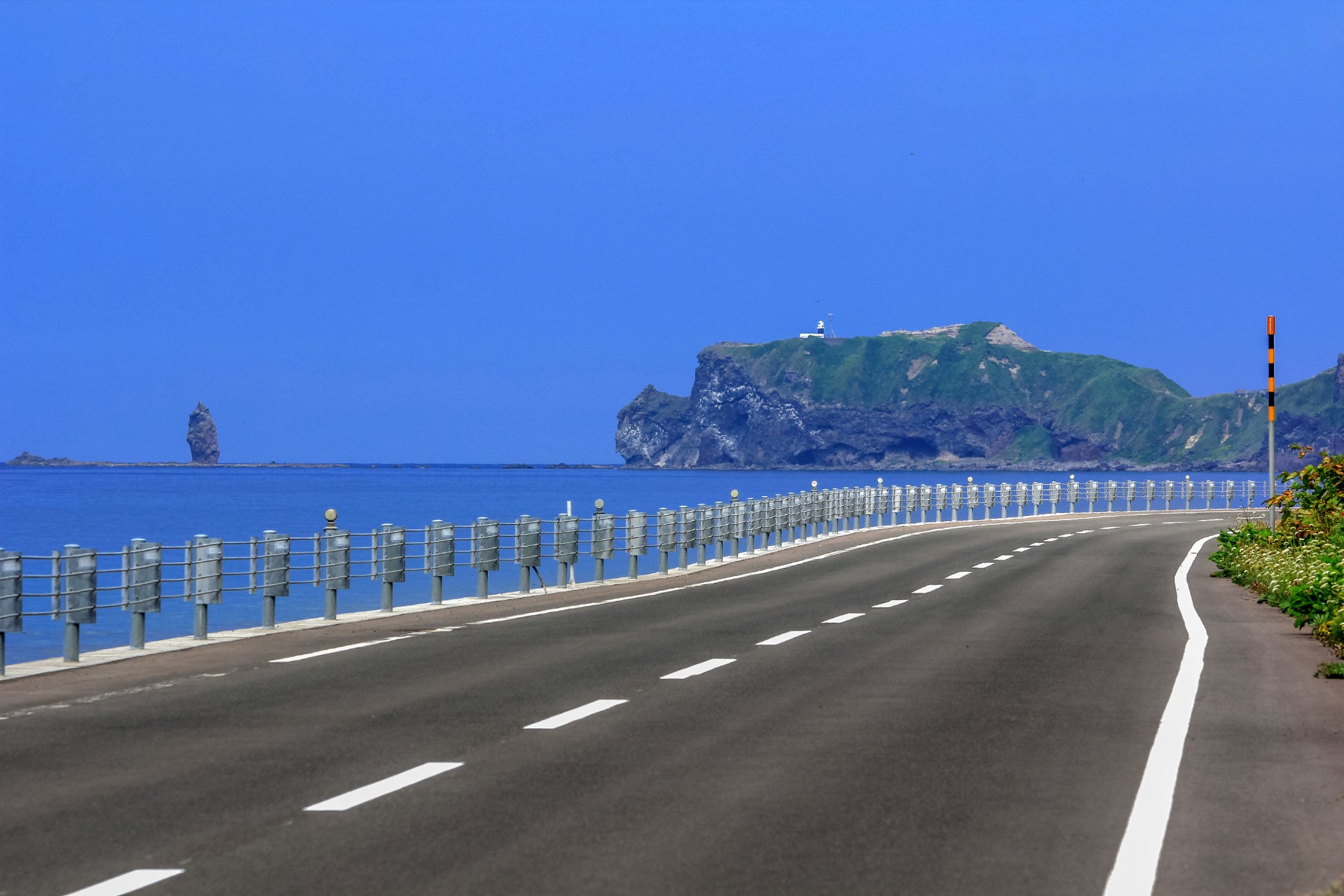 ALT  「道なき道」として、古くから恐れられた険しい海岸線。数々のトンネル開通や道路改良を経て、平成8(1996）年にようやく積丹半島を巡ることができる現在の形になった