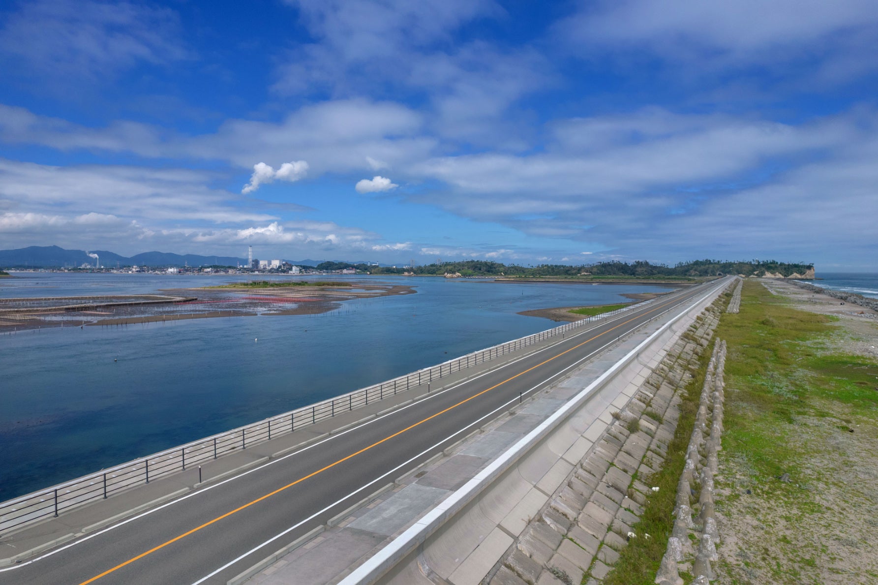 太平洋の海と宇多川の流れが生んだ唯一無二の海岸道路。波の打ち寄せる荒々しい太平洋と、静かな潟湖の入り江となっている松川浦との美しさの対比は見事で、相馬の美しい景観を眺めながら気持ちの良いドライブが楽しめる