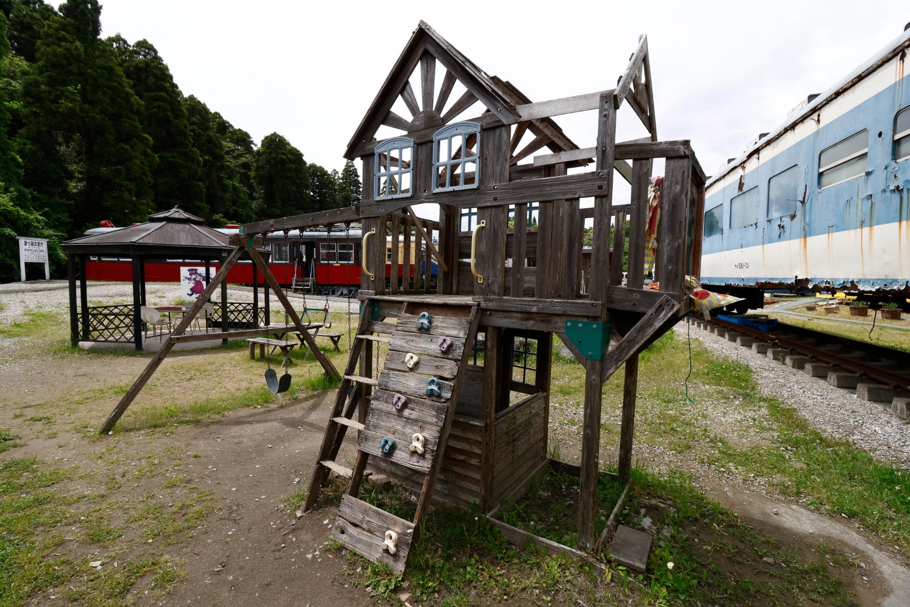 鉄道車両に囲まれながら遊べる遊具も人気だ