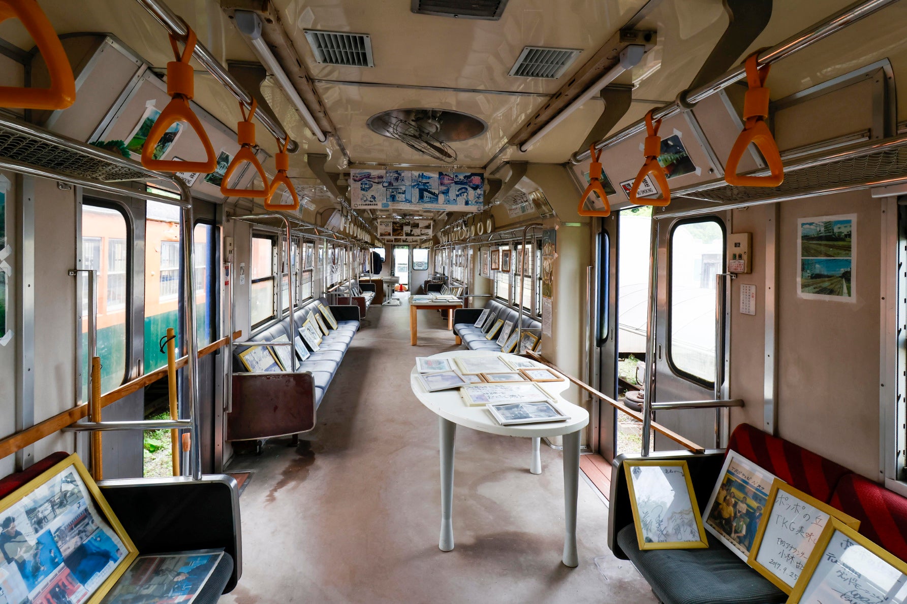 貴重な歴史的資料の展示や写真も飾られている