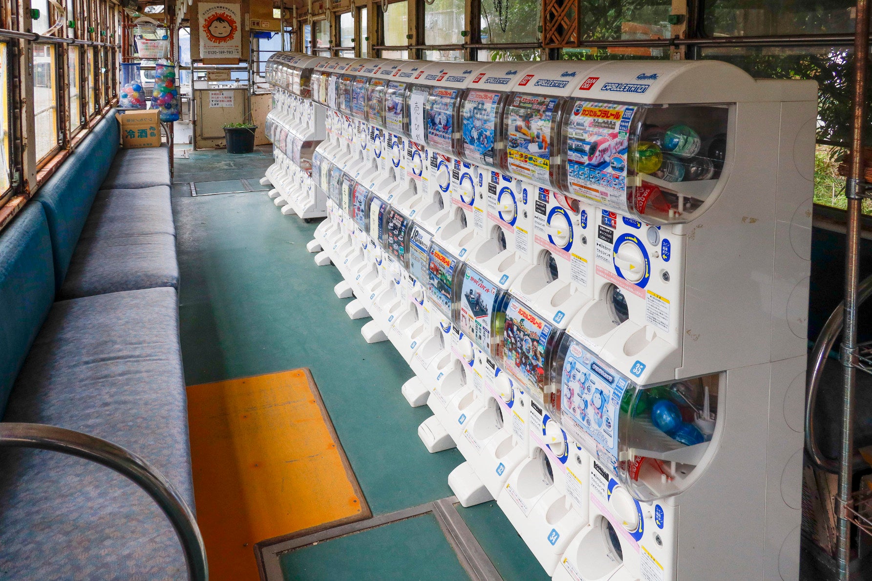 カプセルトイ販売機は車両の中に設置されている