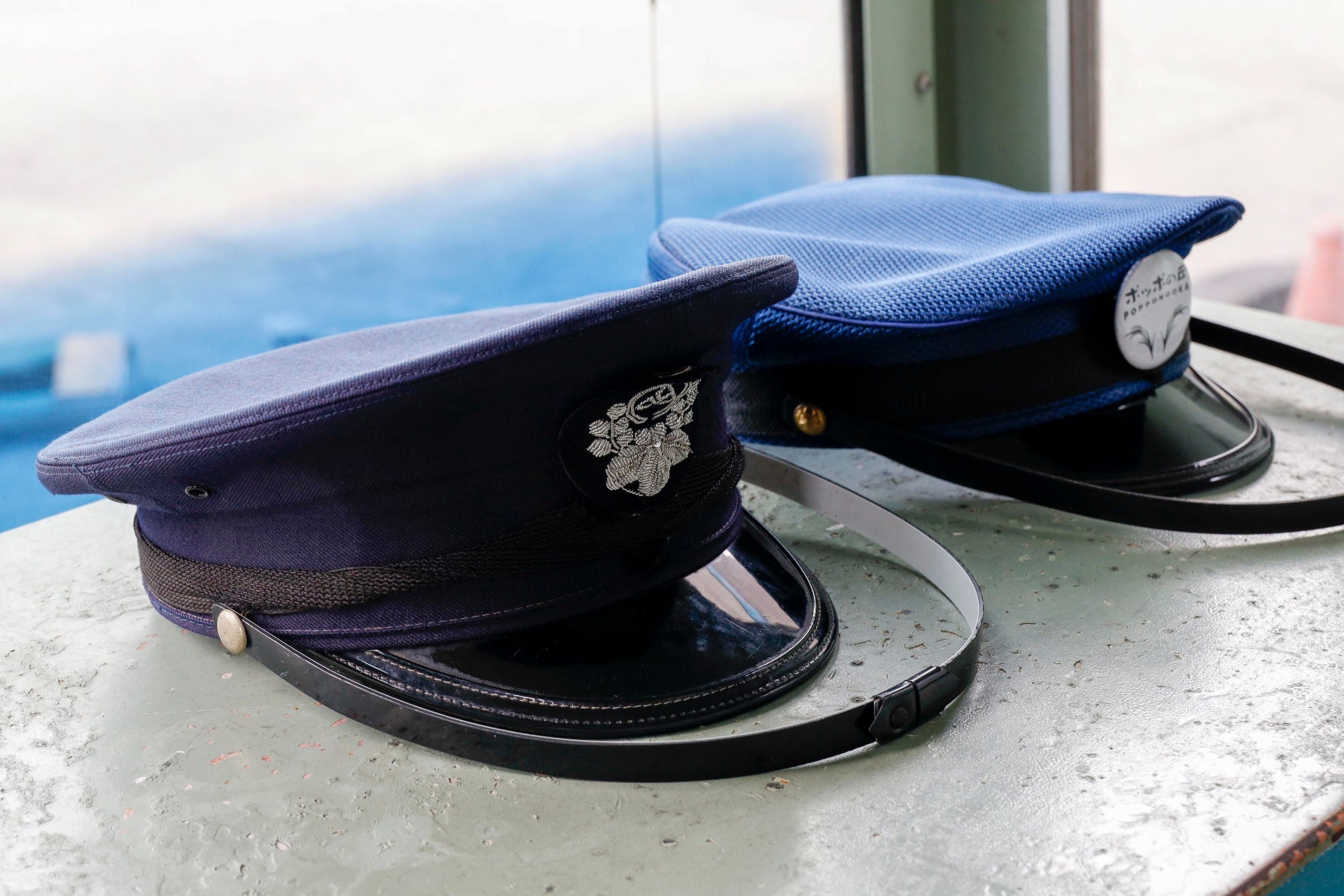 展示されている車両内には、実際に使用されていた鉄道アイテムが展示され、触れることができる