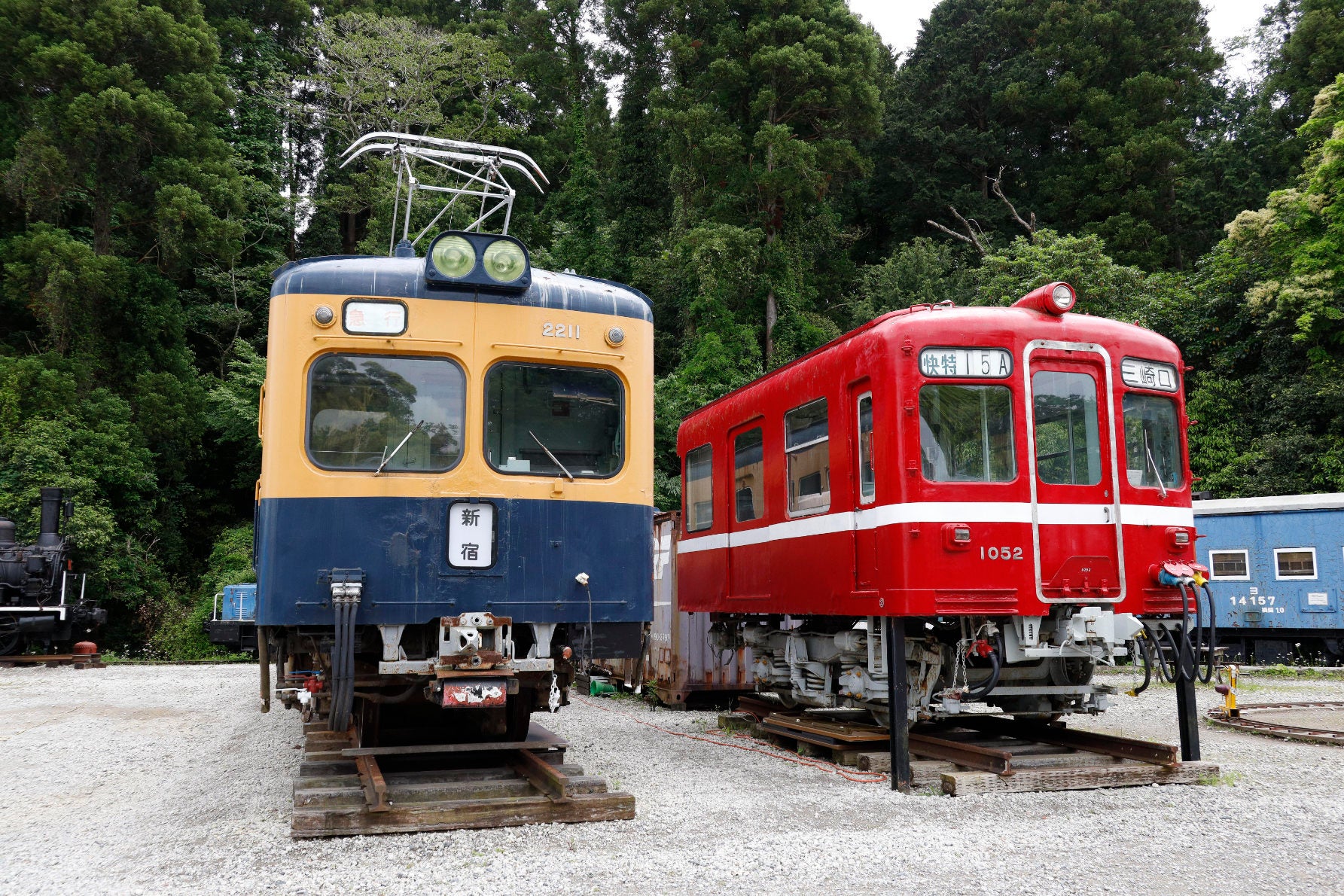左は富士急行で活躍していた5700形（小田急2200形）。右の車両は京浜急行電鉄と都営地下鉄浅草線の相互乗り入れ運転に備えて製造された「デハ1052」のカットボディ