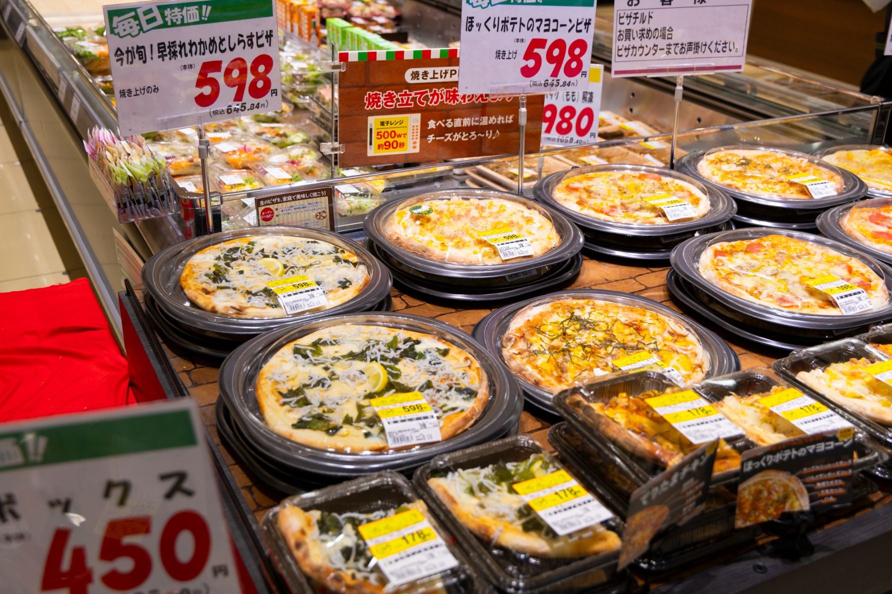 マミーマートの店内で焼き上げる具沢山の自家製本格ピザのディスプレイ