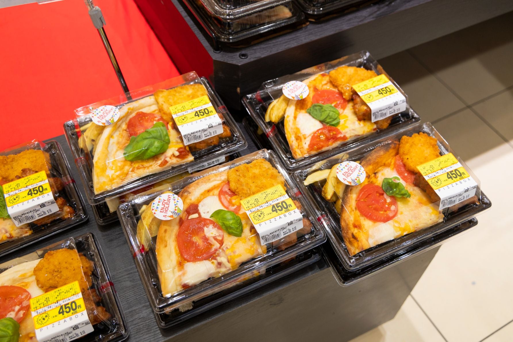 ポテトや揚げ物がセットになったお一人様用のマミーマートPIZZA BOX 