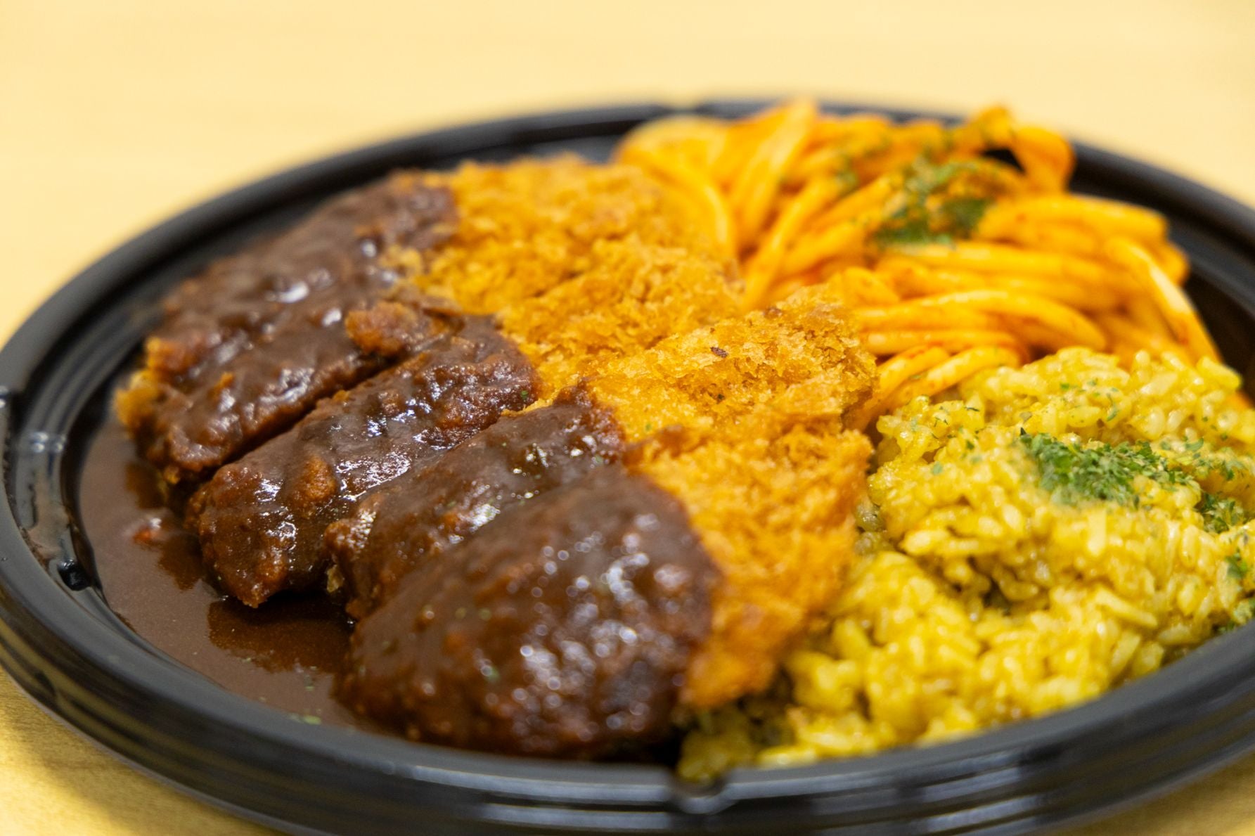 カレーピラフとナポリタン、とんかつが乗ったマミーマートのトルコライス弁当