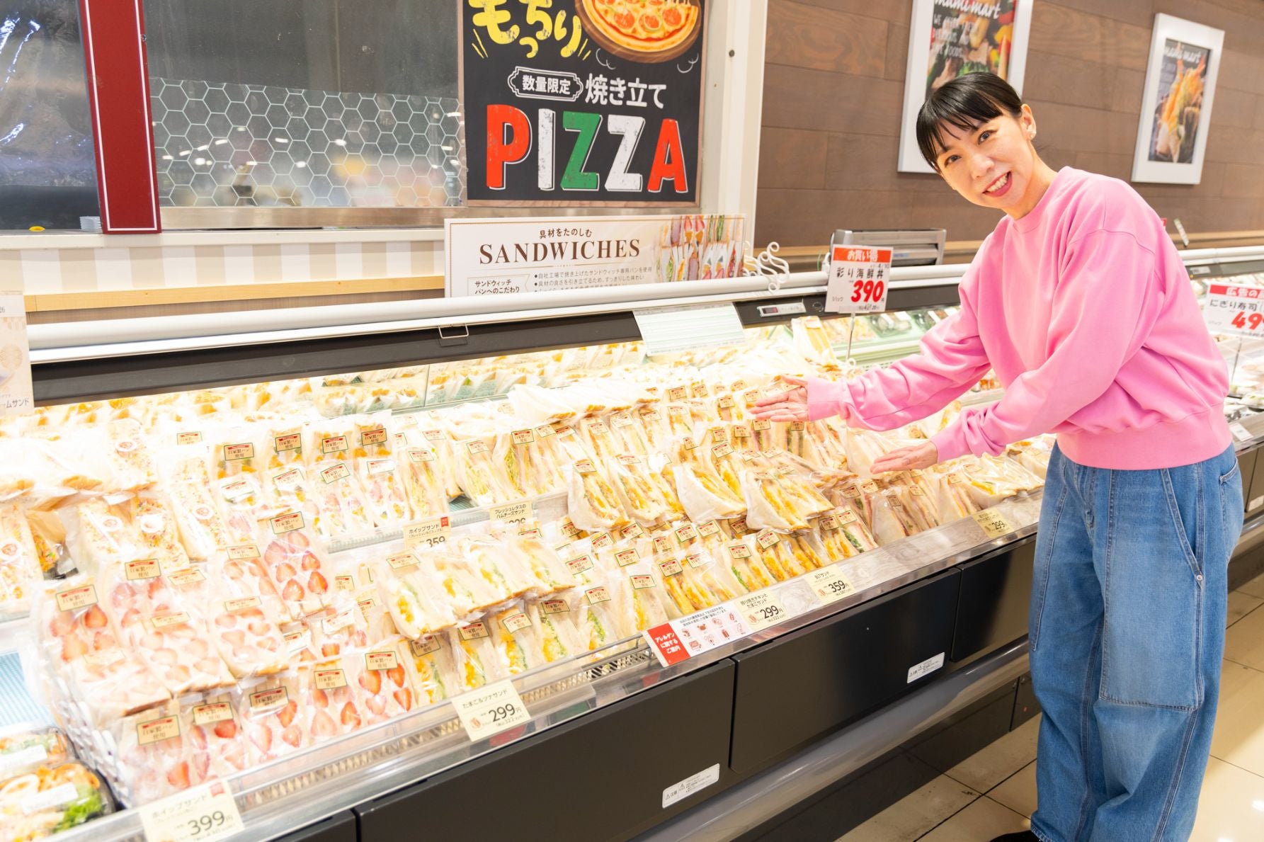 マミーマートの専門店風ごちそうサンドイッチ各種が並ぶ惣菜コーナーの様子