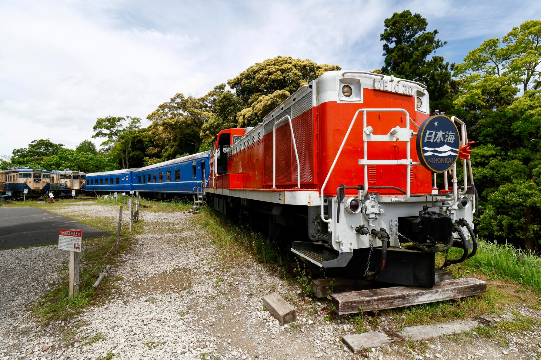 国鉄24系客車「オロネ24 2」「オハネフ24 2」は高台エリアに展示されている。寝台特急「あけぼの」などで運用されていた