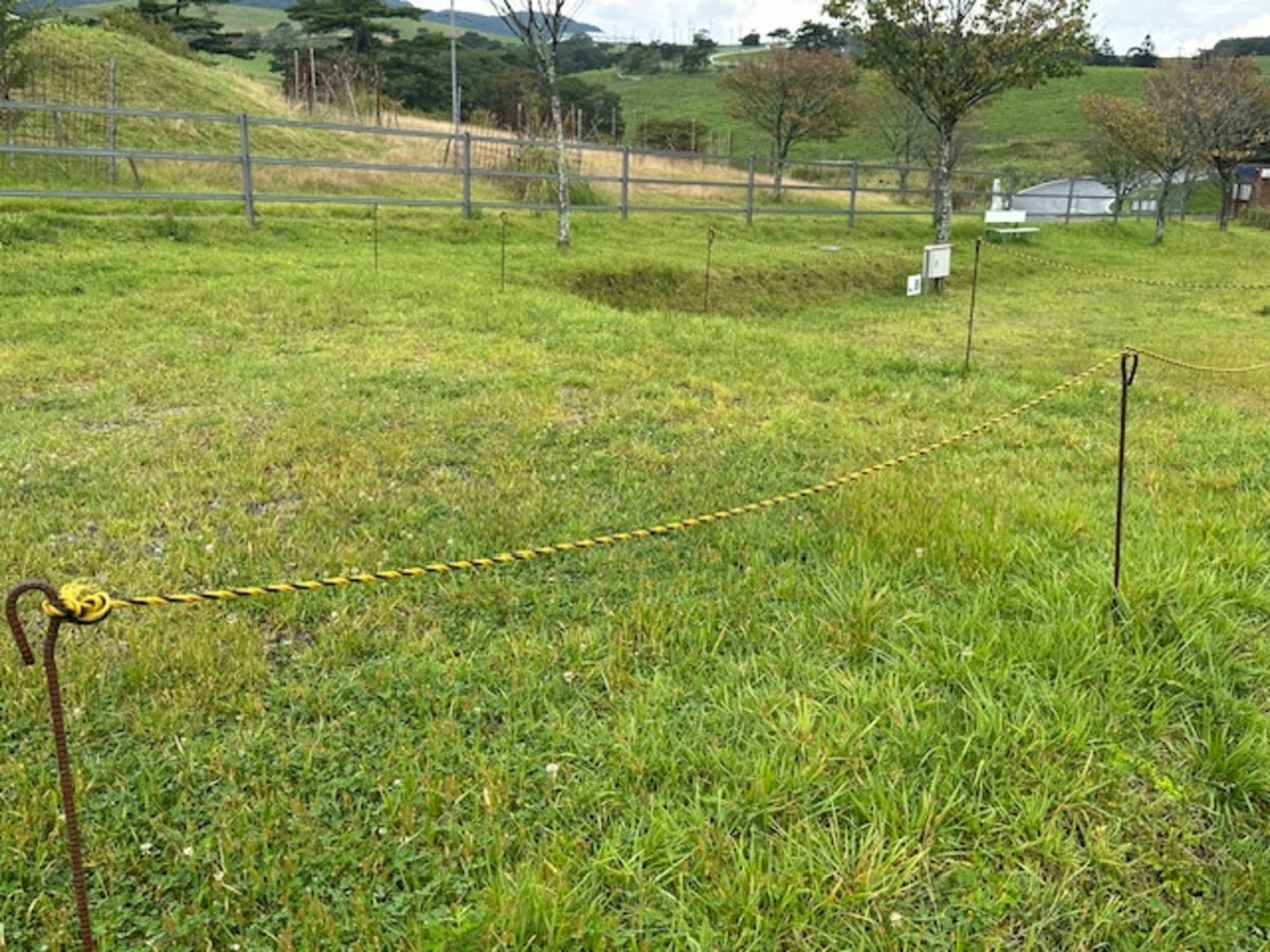 牧場の緑の草地に作られたRVパークサイト