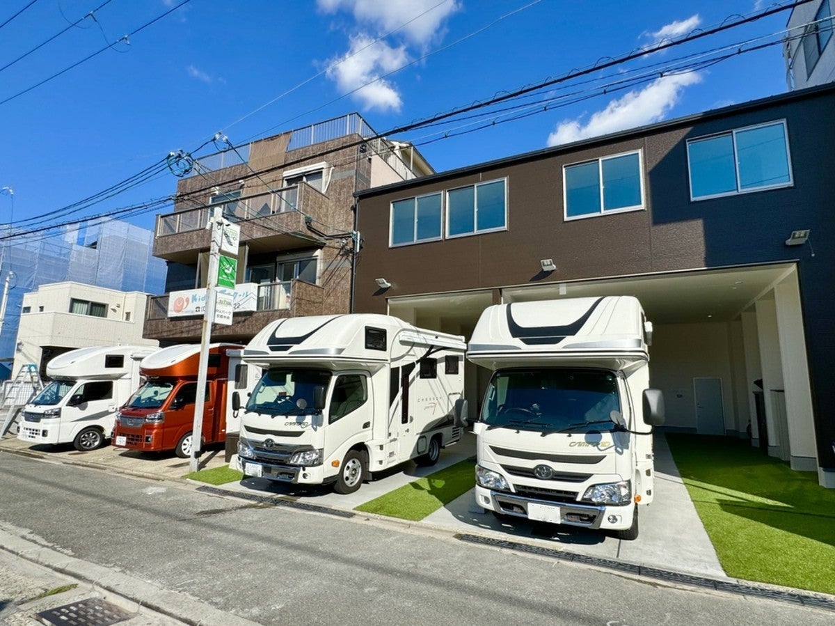 建物の前に駐車するキャンピングカー