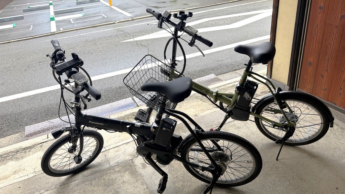 2台の電動アシスト自転車の横写真