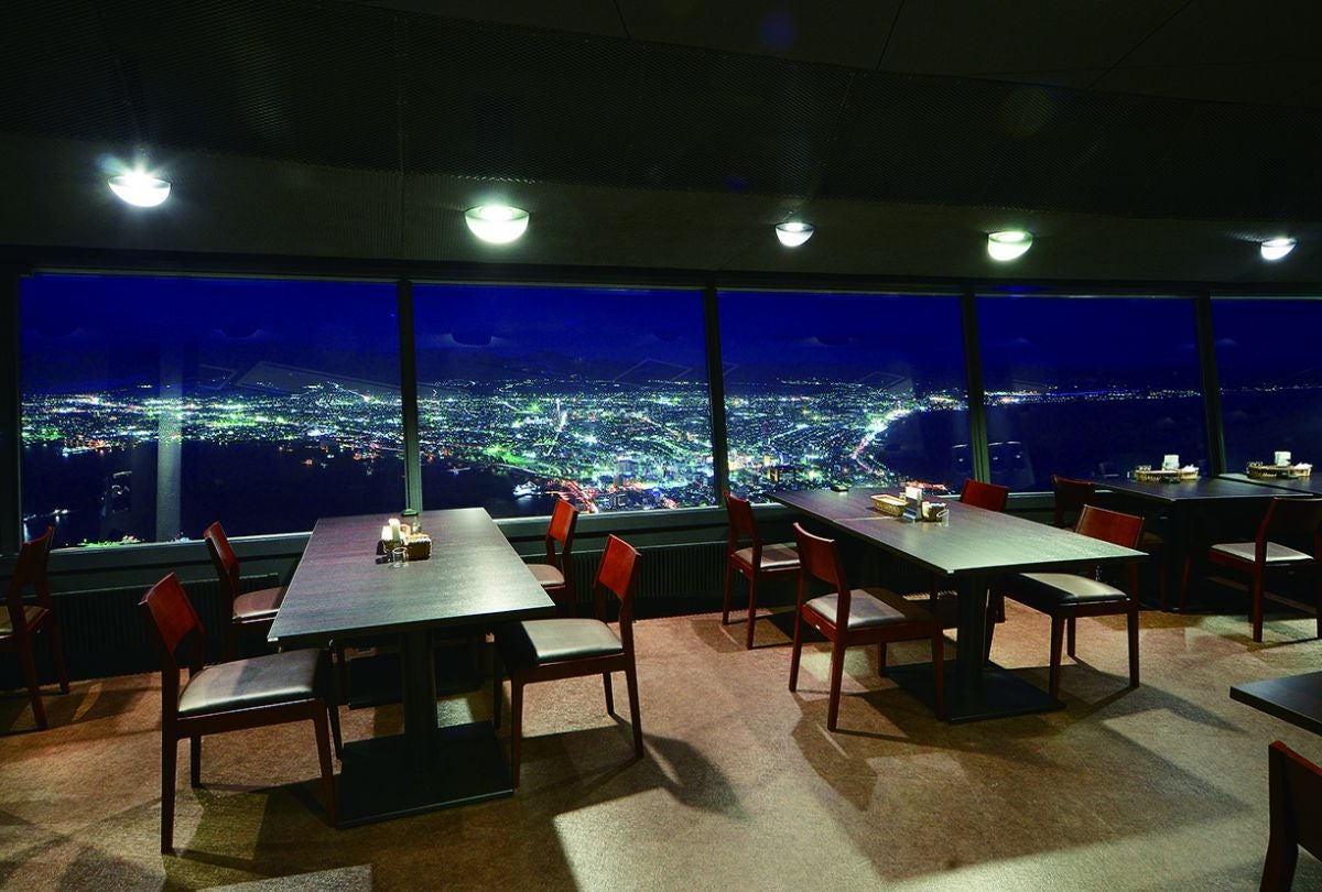 美しい夜景を眺めながら、函館の新鮮な魚介類をはじめ、厳選された旬の食材をふんだんに使用したシェフ自慢の料理を楽しめるレストラン「ジェノバ」