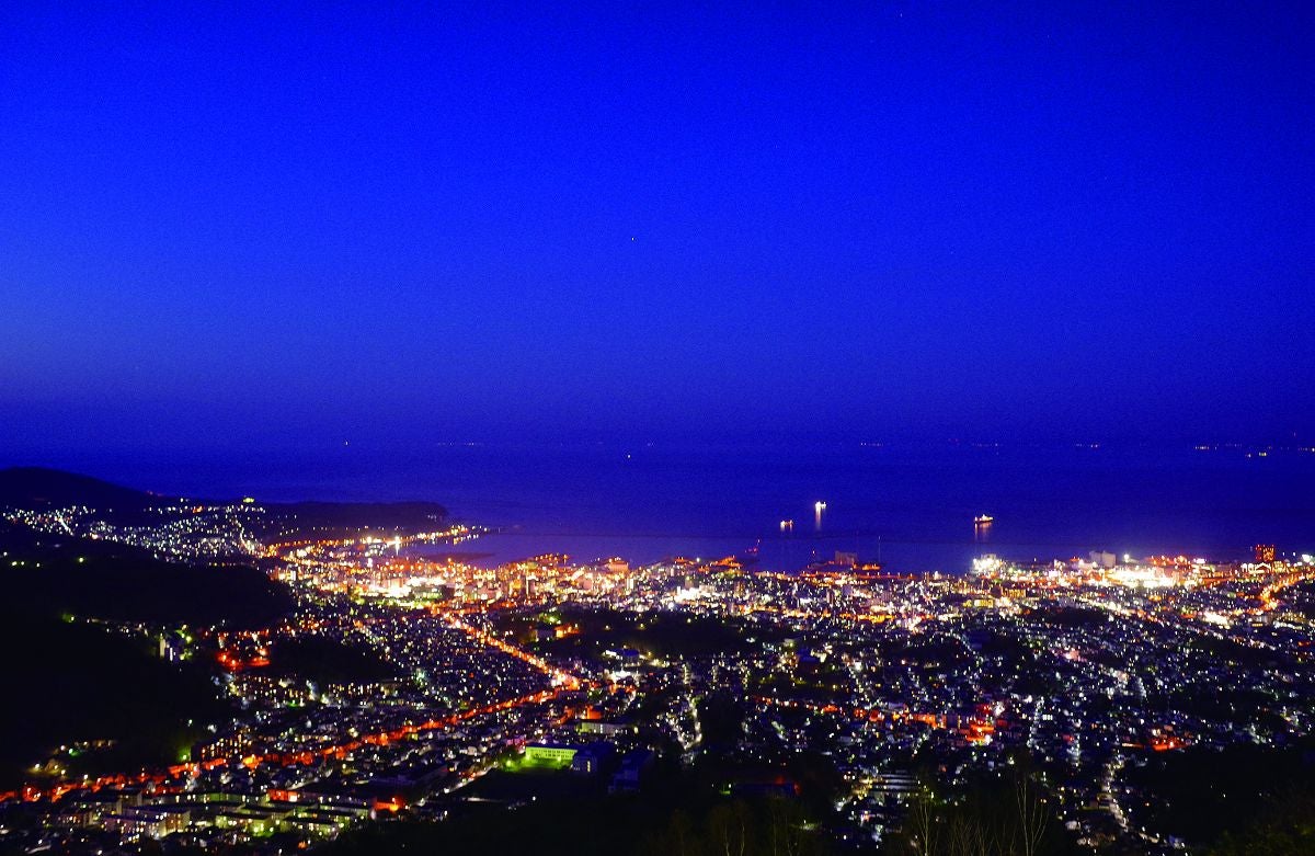 天狗山山頂の展望台からは、小樽の美しい夜景が一望できる