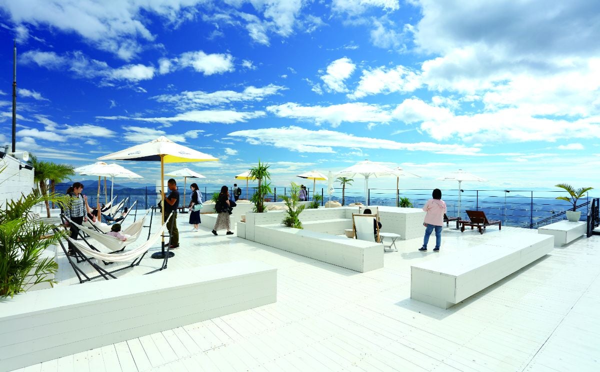 白で統一されたデッキが青空に映えるうさぎ平テラスの「Hakuba Mountain Beach」