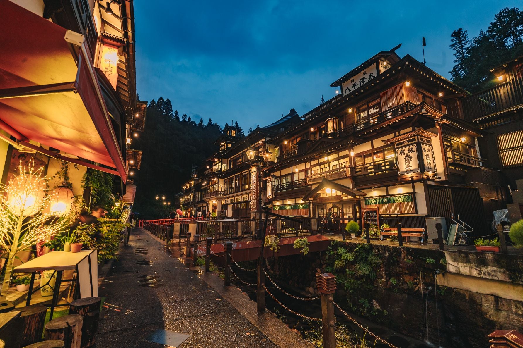 夜。幽玄な姿の旅館が並ぶ姿にワクワクする