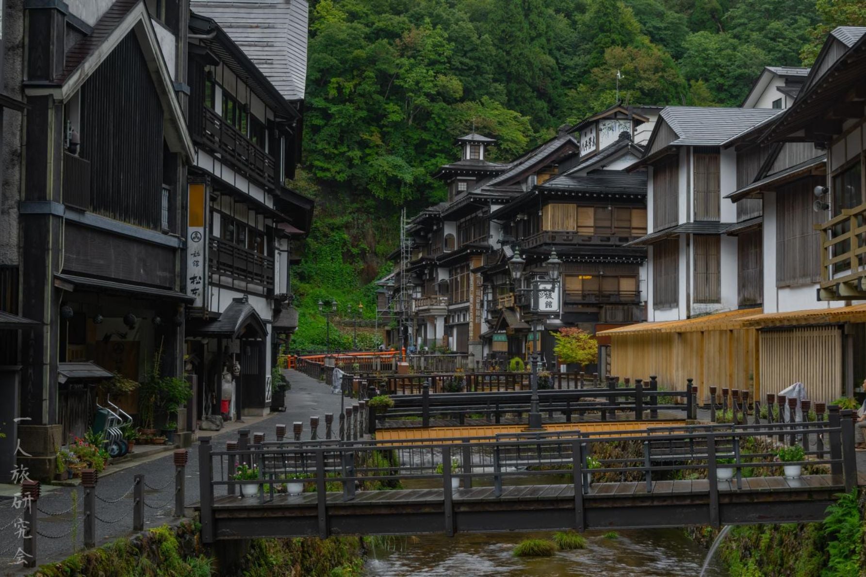雨が降る朝の銀山温泉街