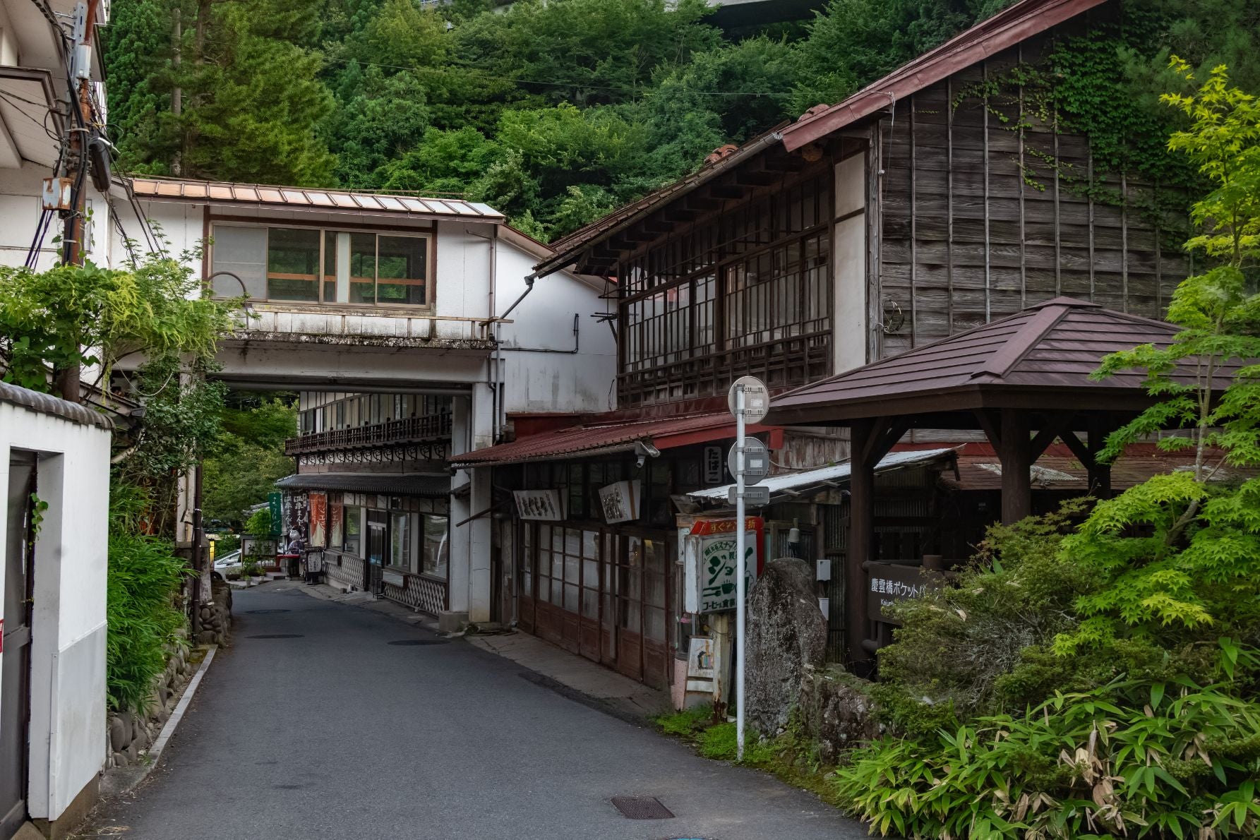 渡り廊下が頭上を通る