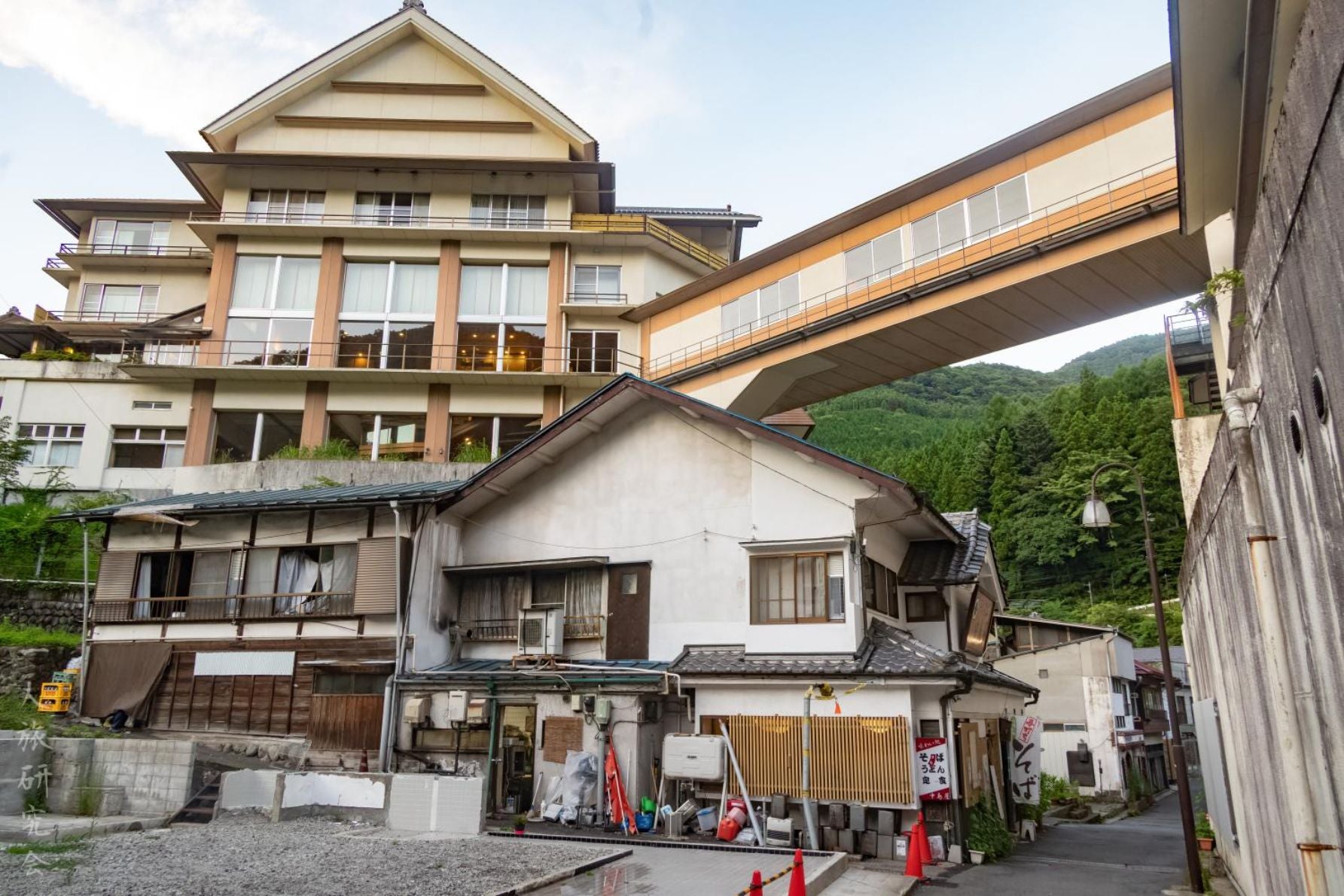 このお宿の高い所からも渡り廊下が伸びている