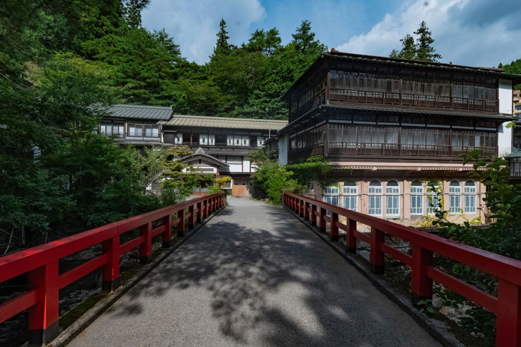 日本最古の木造湯宿建築、積善館