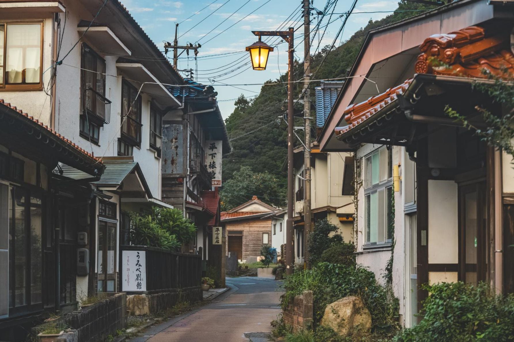街灯が優しく辺りを照らしている俵山温泉街