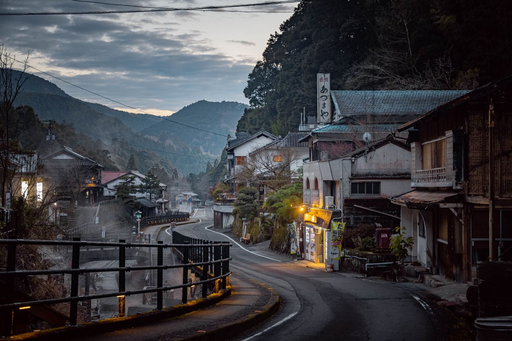 夕暮れ時の湯の峰温泉街を歩く